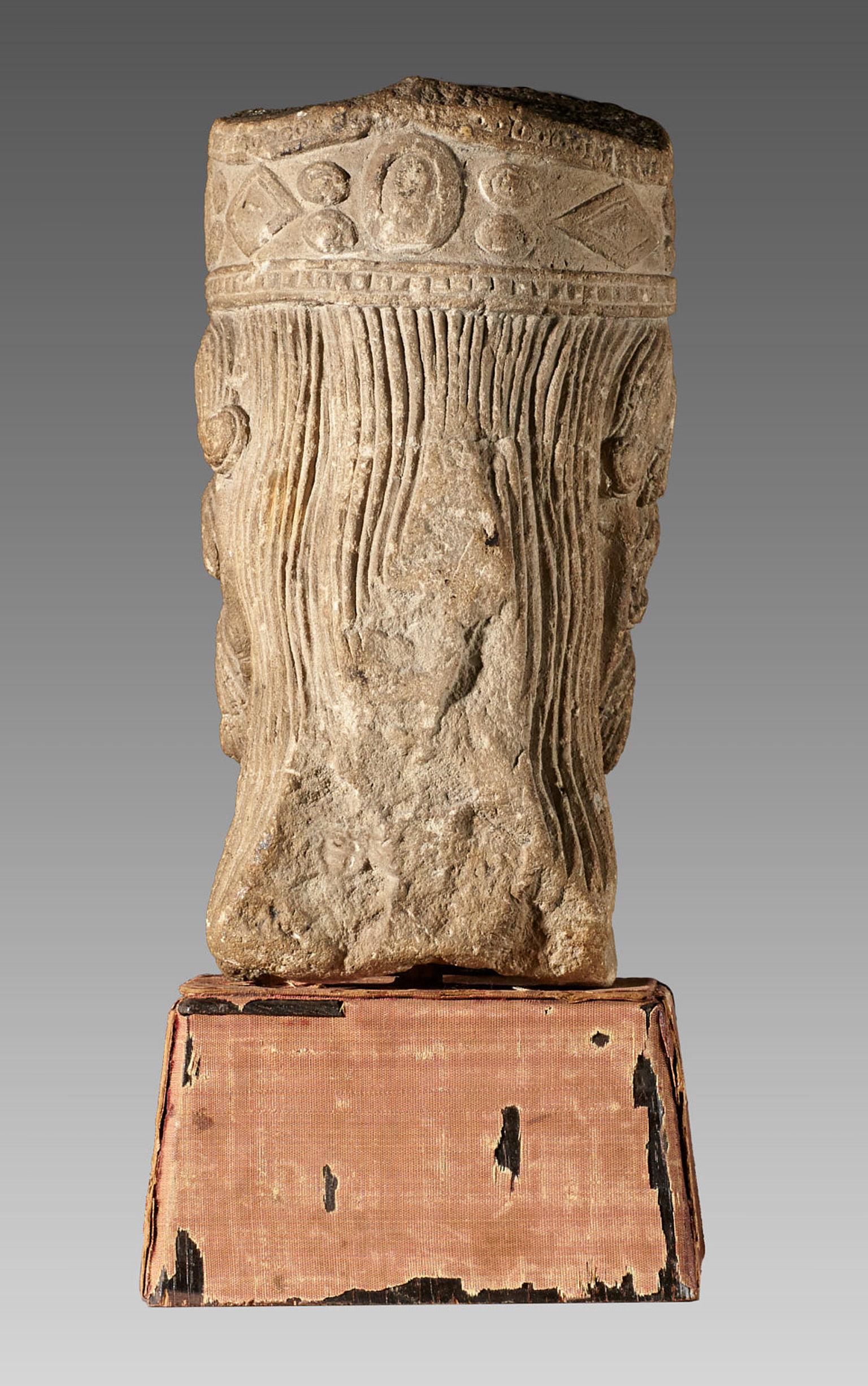 Tête de roi romane, française, vers 1100-1200 Bon état à Matlock, Derbyshire