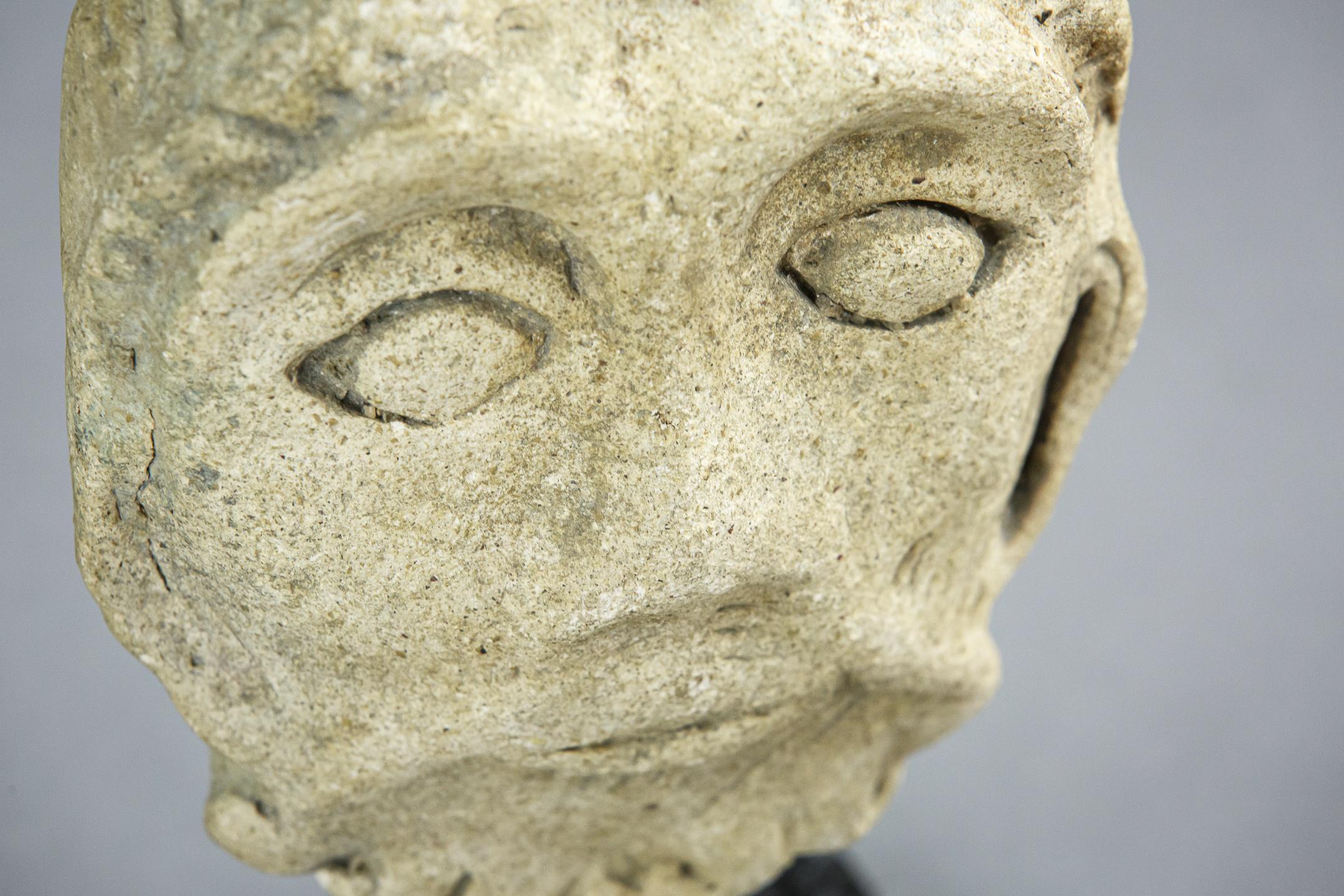 Cabeza románica antigua de piedra tallada siglo XVIII y antes en venta