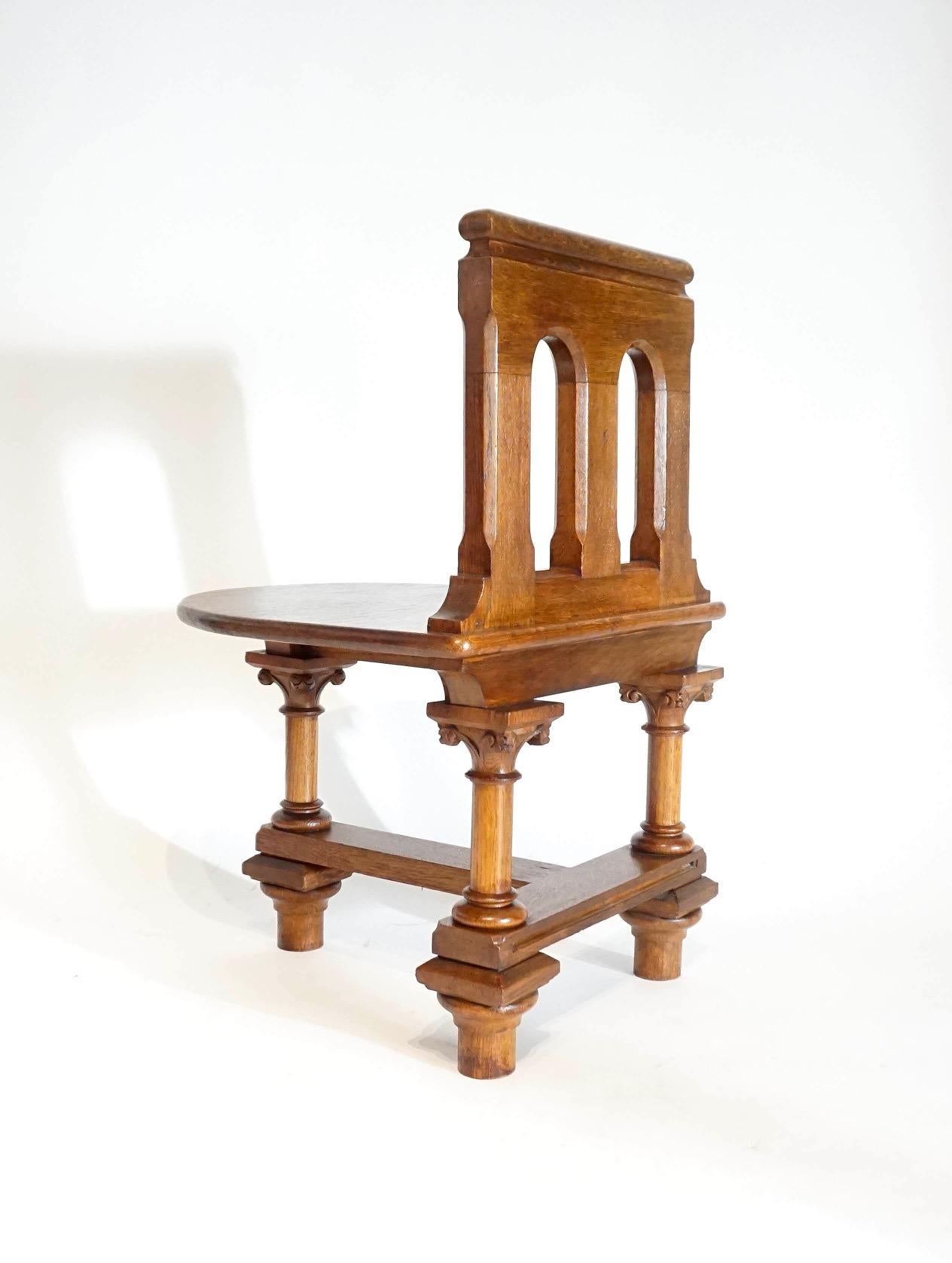 Französisches römisches Revival Eichenholz-Hallenstühle oder -stühle, um 1900 (20. Jahrhundert) im Angebot