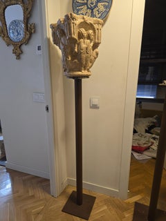 Capitello in pietra intagliata in stile romanico su piedistallo, XX secolo