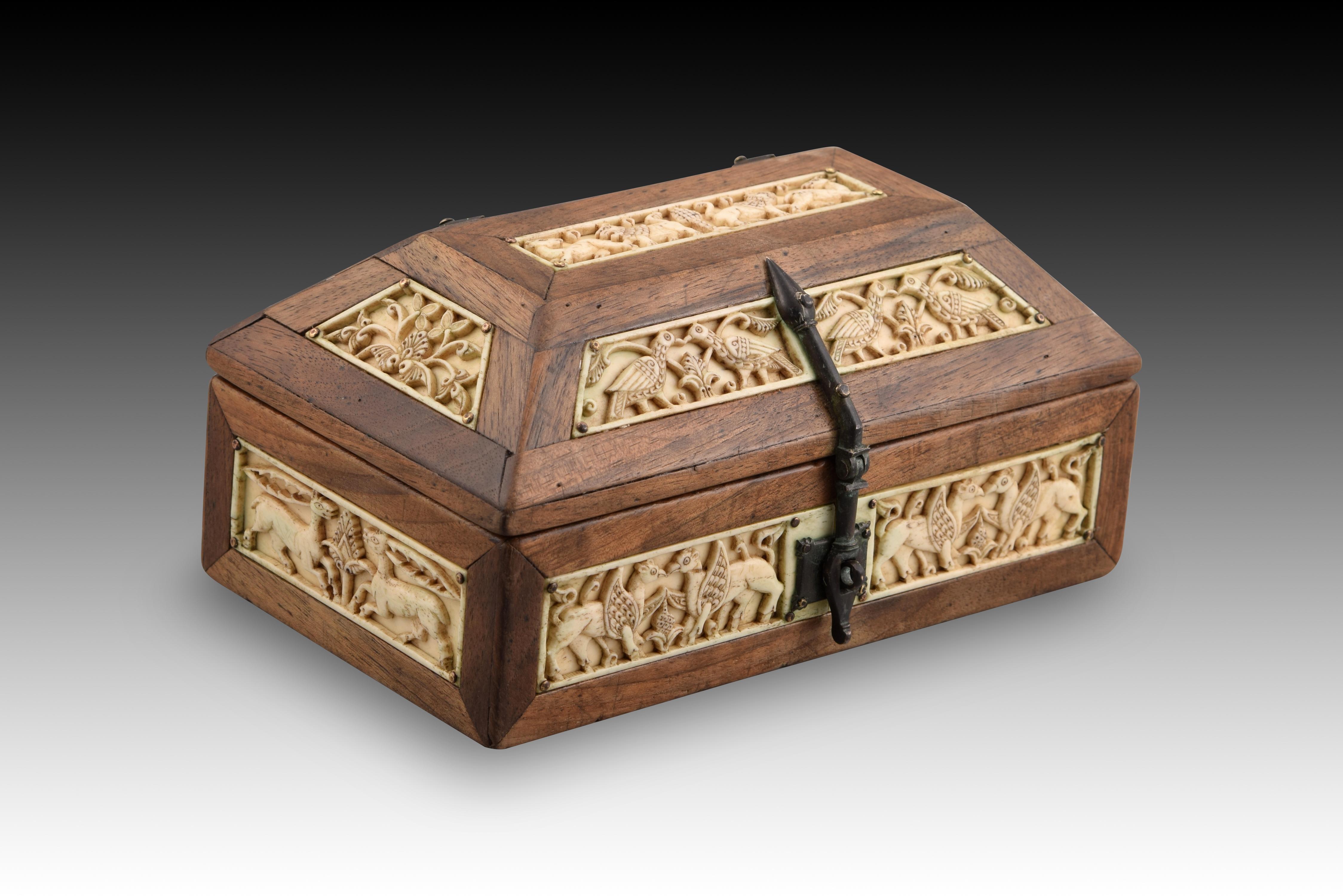 Arqueta de estilo románico. Madera, hueso, metal.
España Arqueta rectangular con tapa en forma de artesa, decorada exteriormente con placas rectangulares de hueso tallado y tintado en algunos detalles (para realzar los elementos figurativos y