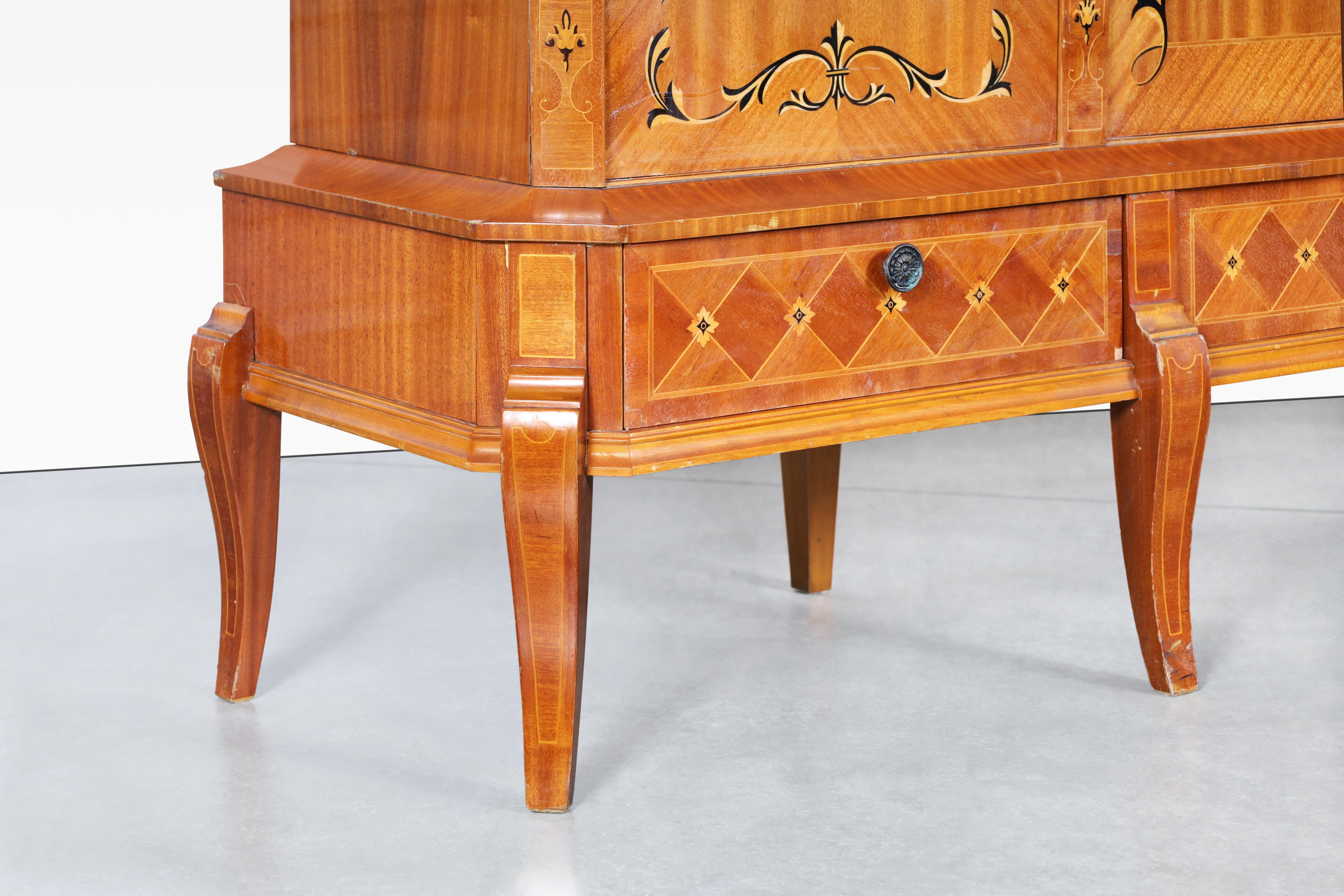 Credenza Art Deco rumena con intarsi in Wood esotico In condizioni buone in vendita a North Hollywood, CA