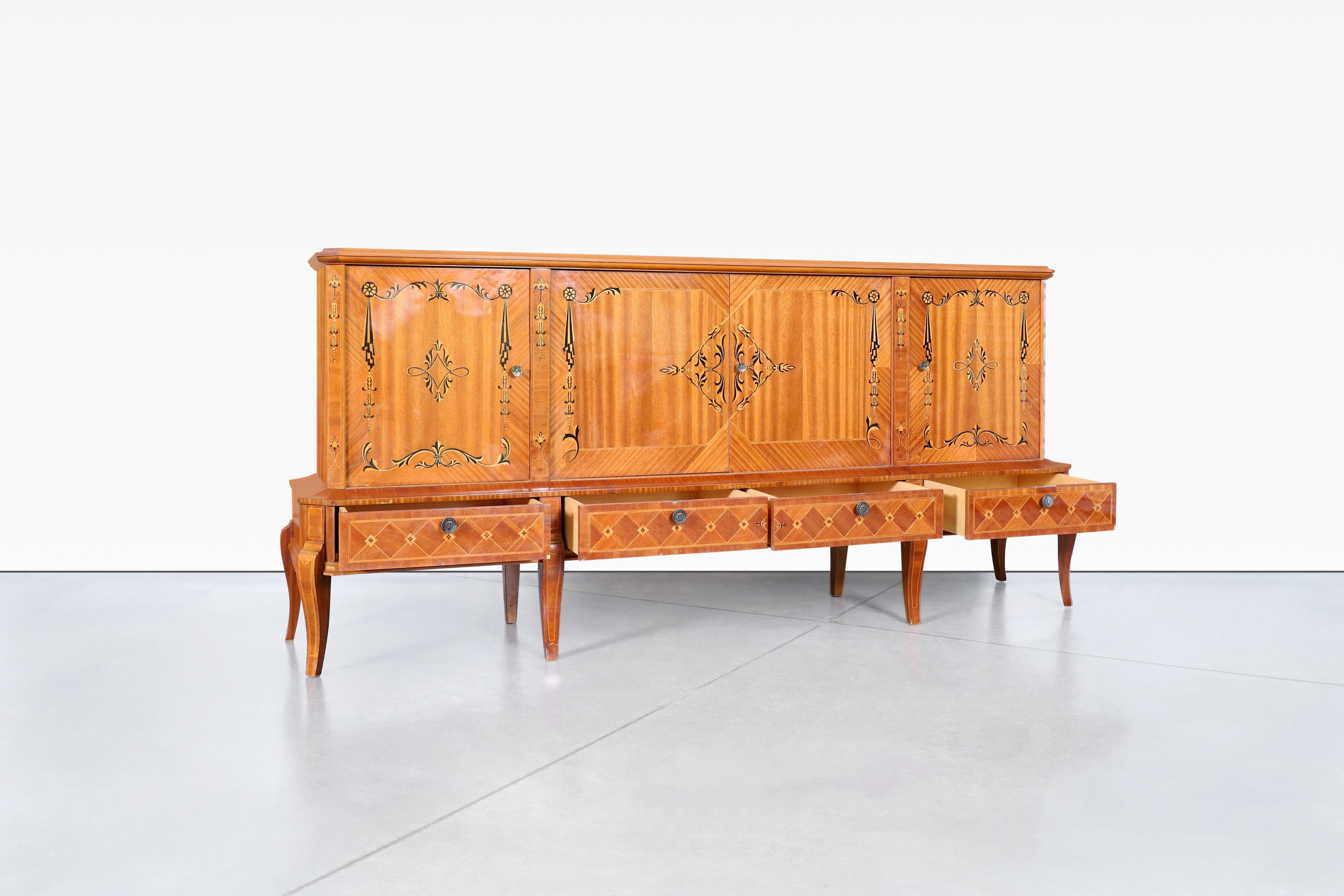 Metà XX secolo Credenza Art Deco rumena con intarsi in Wood esotico in vendita