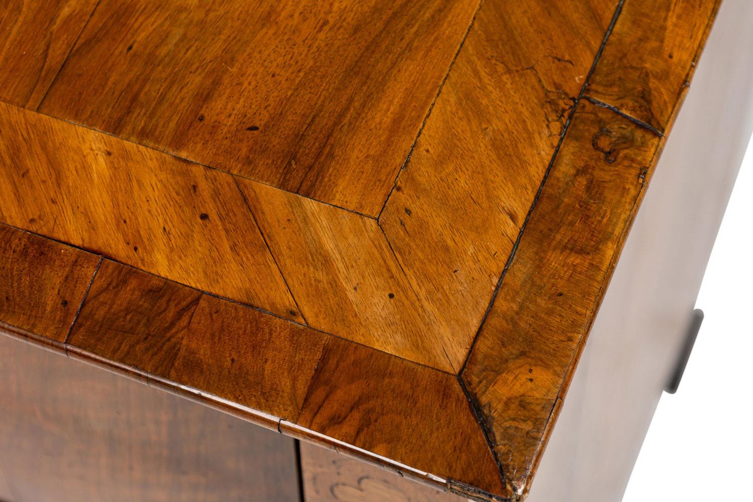 Ottone Romanian Biedermeier 3-Drawer Burlwood Chest / Commode in vendita