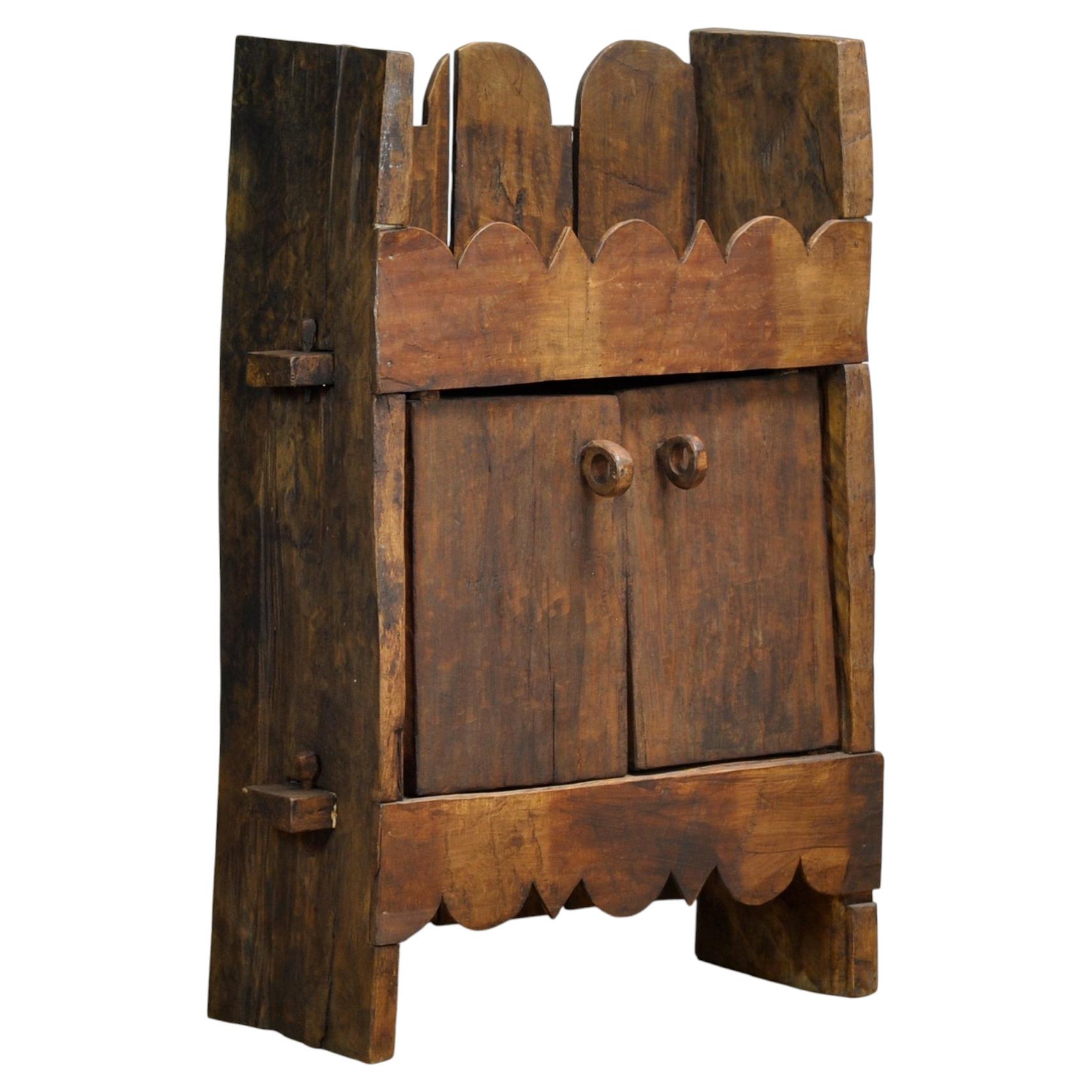 Rumänischer Volkskunstschrank, CIRCA 1925