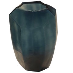 Vase haut en verre taillé à la main, de style cubiste, bleu indigo roumain, contemporain