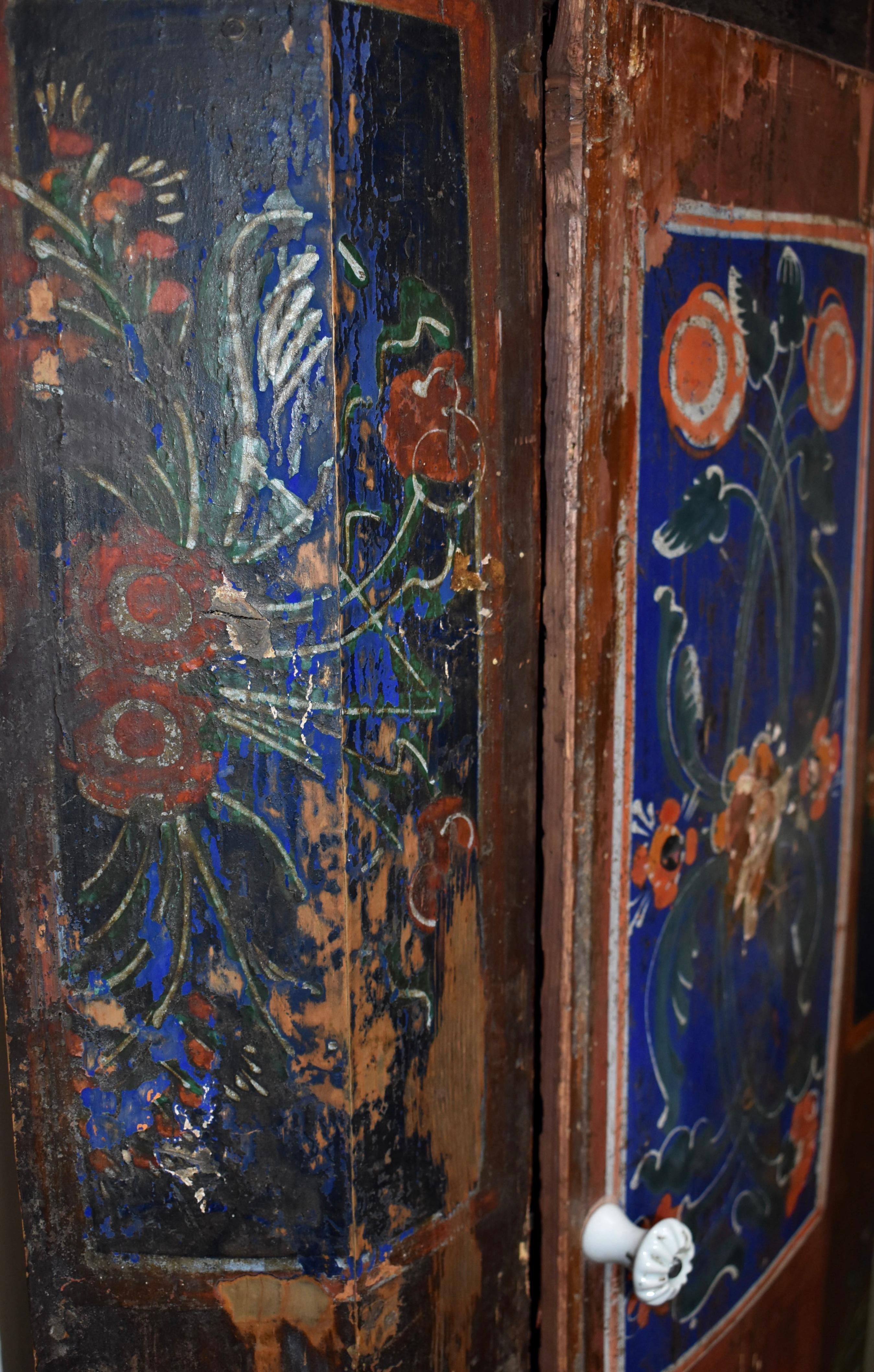 Petite armoire d'angle roumaine peinte à la main, vers 1900 Bon état - En vente à Evergreen, CO