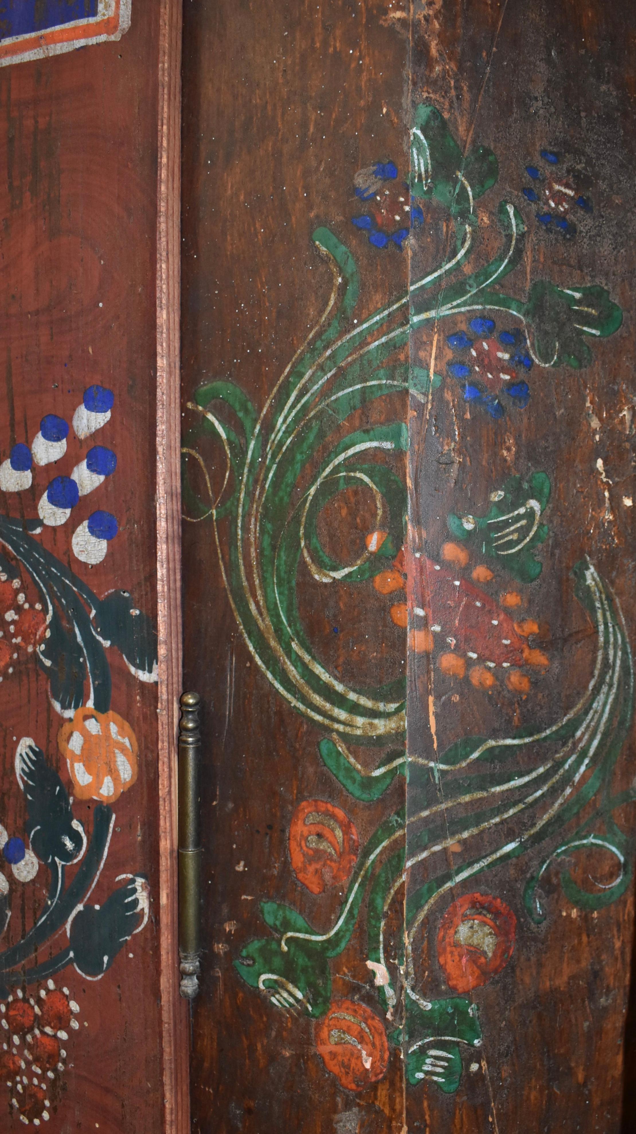 Petite armoire d'angle roumaine peinte à la main, vers 1900 en vente 1