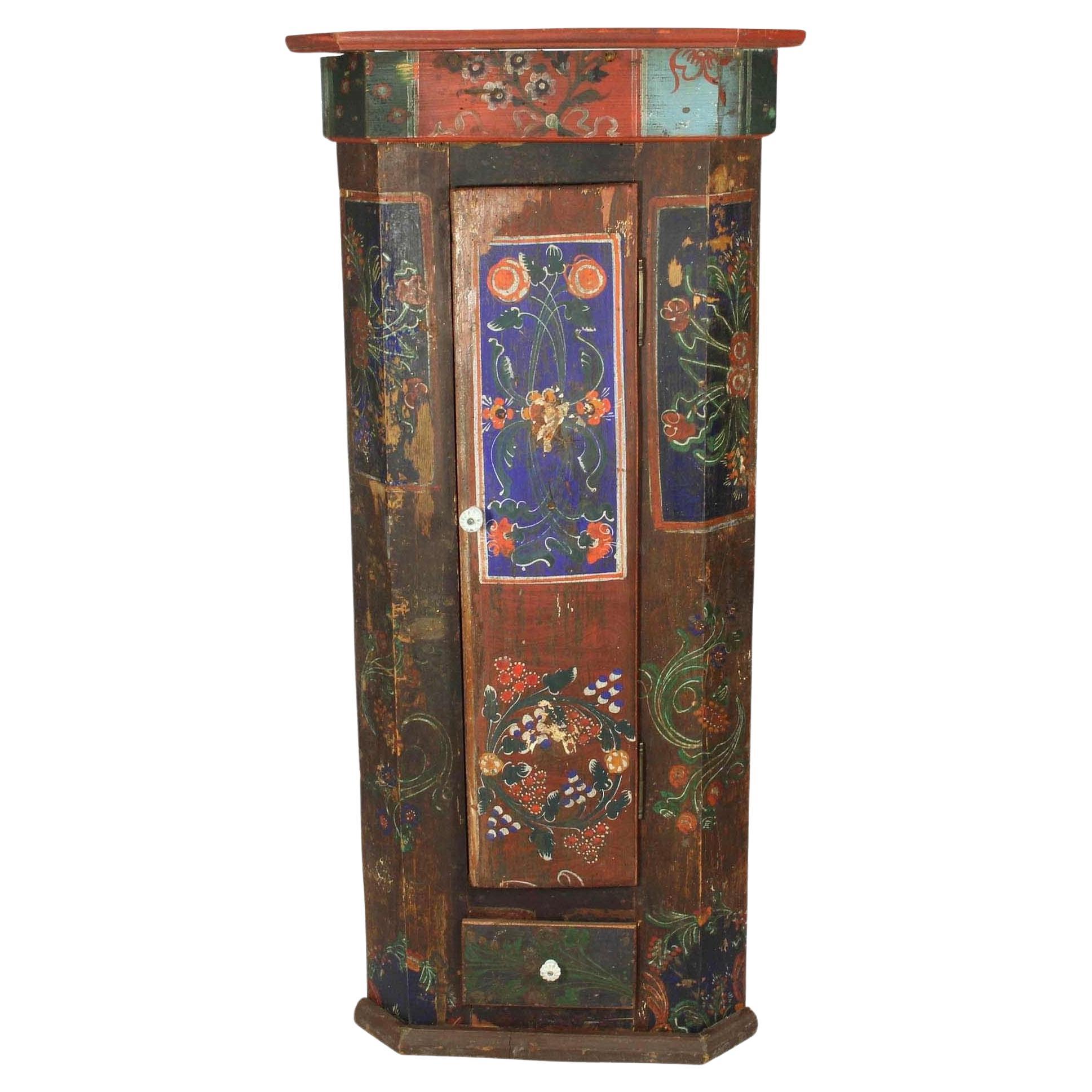 Petite armoire d'angle roumaine peinte à la main, vers 1900 en vente