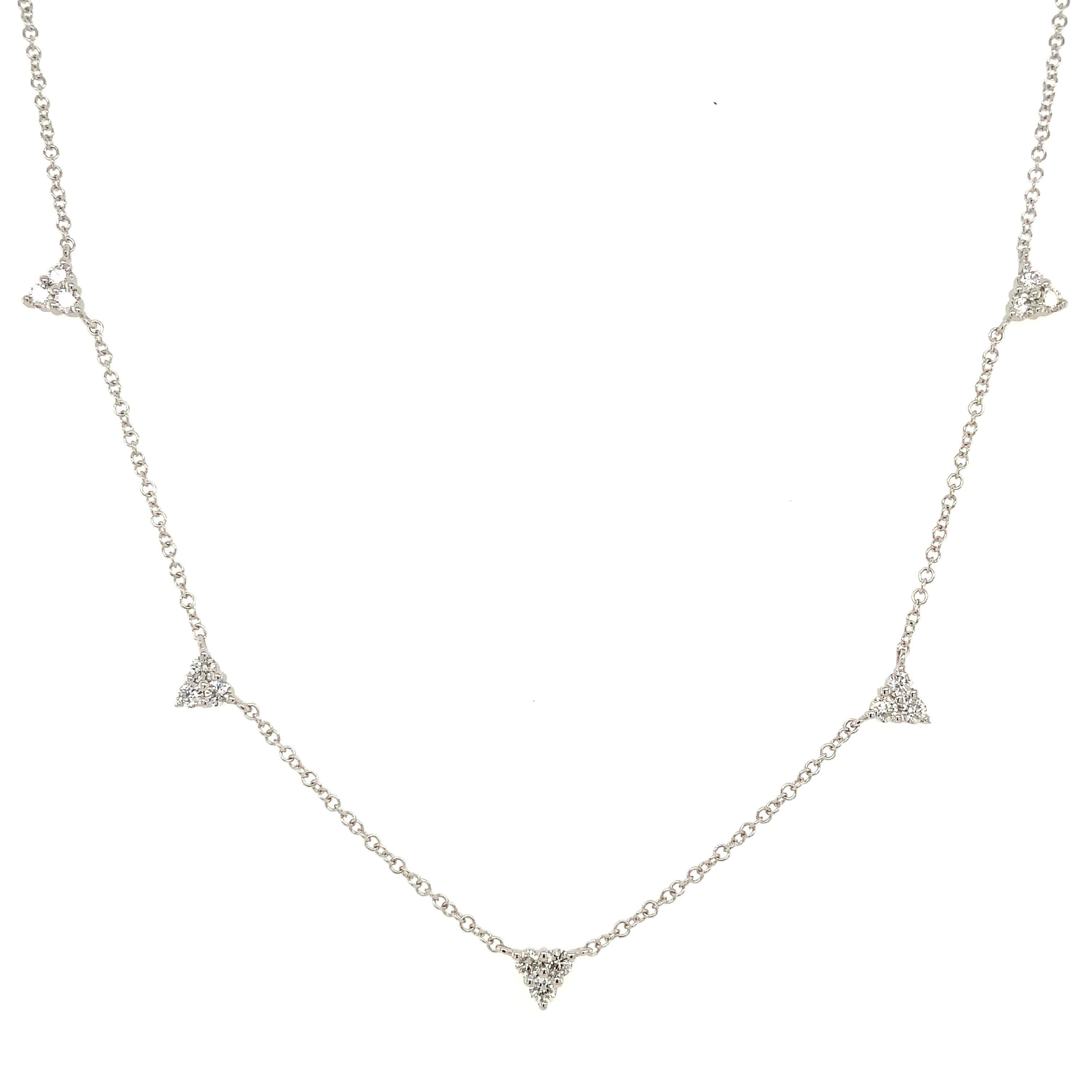 La collana Roman&Jules con diamanti a forma di triangolo e catena in oro bianco 14K vanta 15 diamanti rotondi a taglio brillante, per un totale di 0,39 t.w. con colore G e purezza SI. Realizzata professionalmente con una fattura e una lucidatura