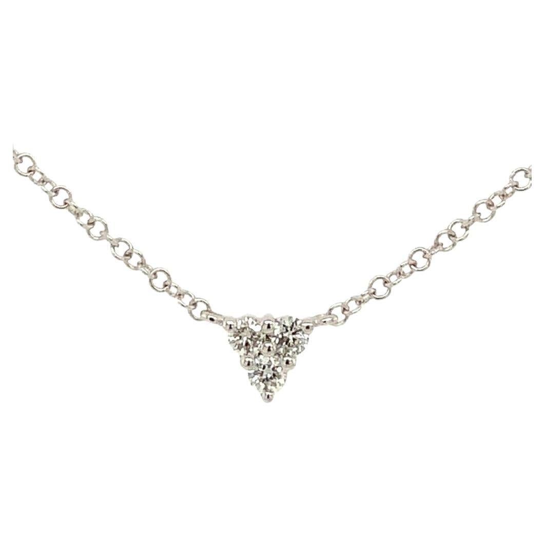 Moderno Roman+Jules Charm a forma di triangolo sulla catena Collana di diamanti in oro bianco 14K in vendita