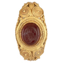 Anneau de doigt romano-britannique avec décoration en filigrane et cornaline