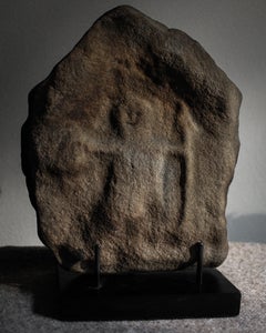 Römisch-keltisches Steinrelief von Cocidius mit Schild und Speer auf einem Sockel