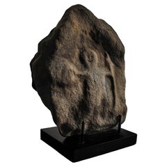 Römisch-keltisches Steinrelief von Cocidius mit Schild und Speer auf einem Sockel