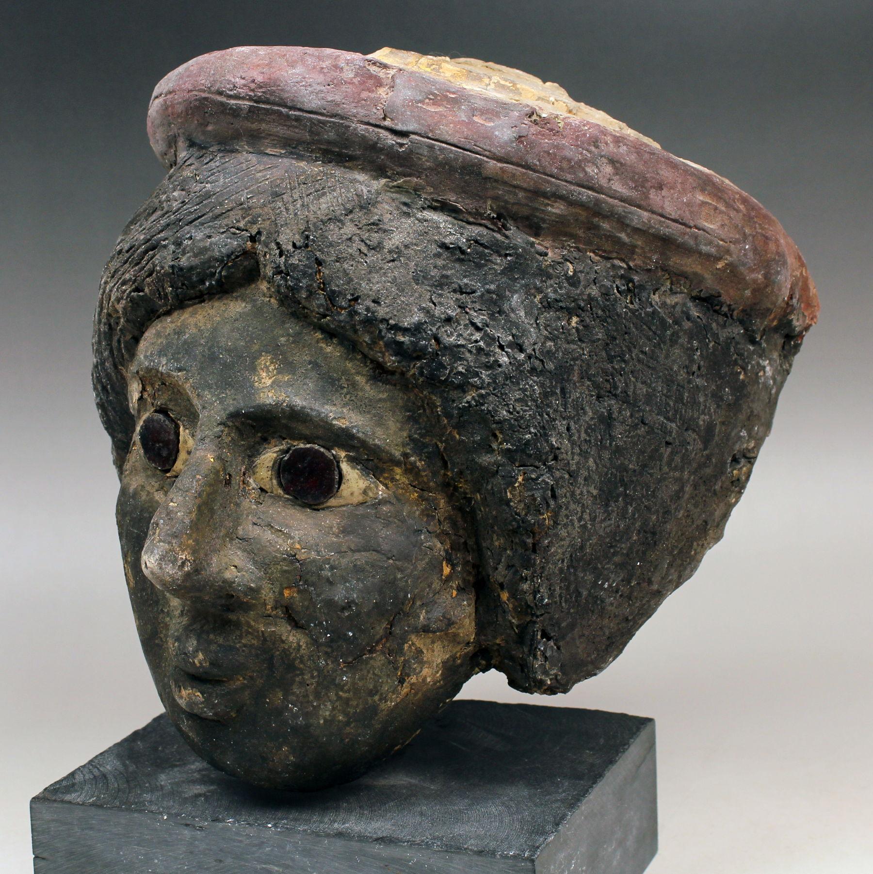 Gesso Masque de papillon romain-égyptien cartonné représentant une tête de femme en vente