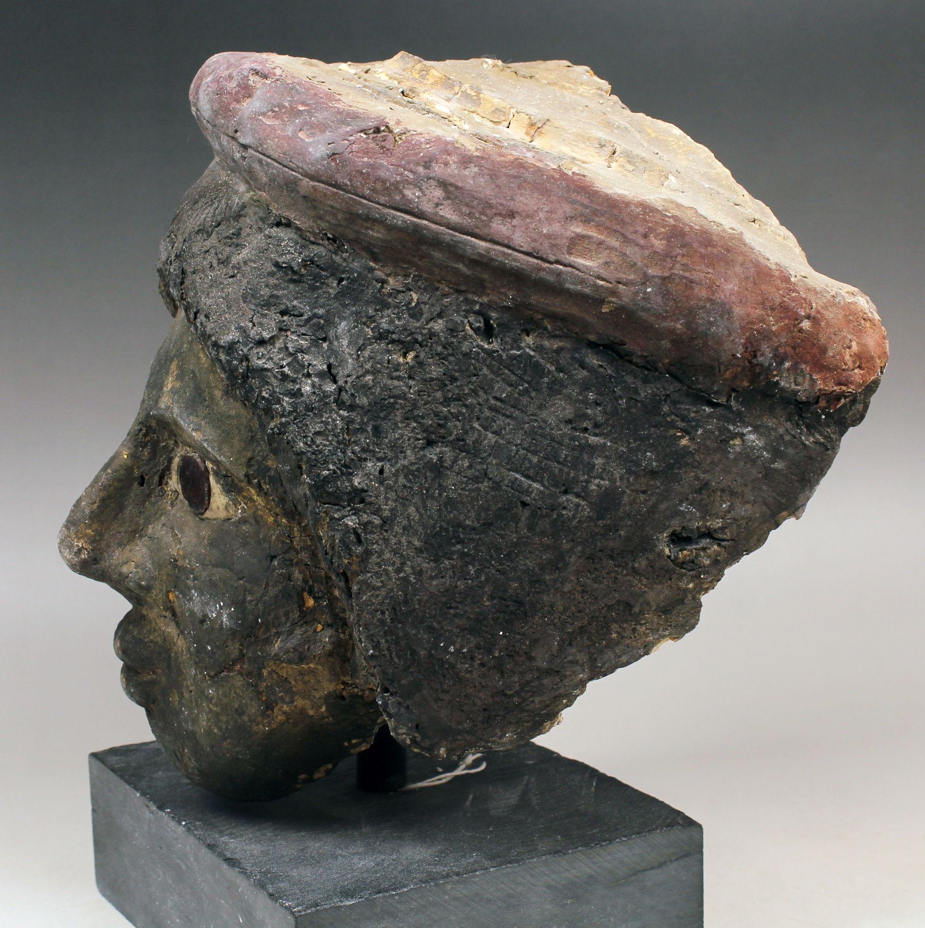 Masque de papillon romain-égyptien cartonné représentant une tête de femme en vente 1