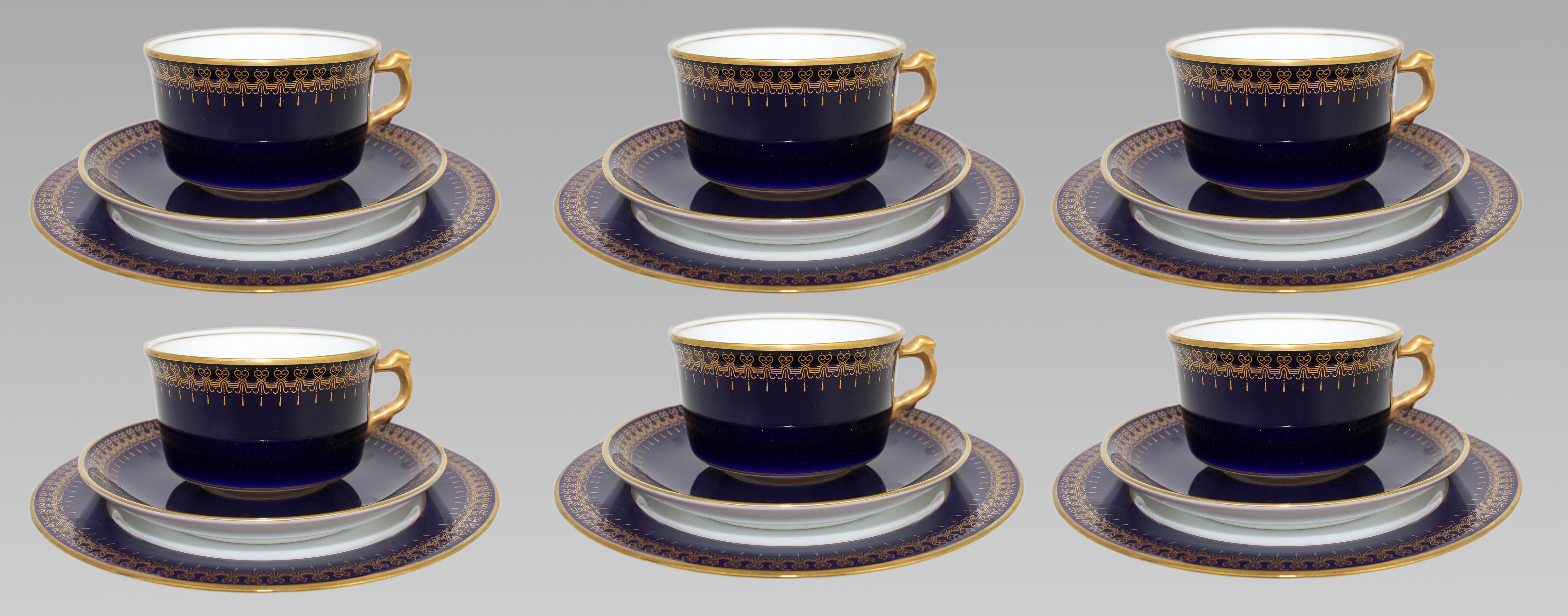 Servizio da caffè in porcellana cobalto e dorata Collection'S, fine XX secolo
Un sorprendente servizio da caffè a sei posti della Collection'S, finemente realizzato in porcellana con un ricco smalto blu cobalto e un'elaborata decorazione dorata in