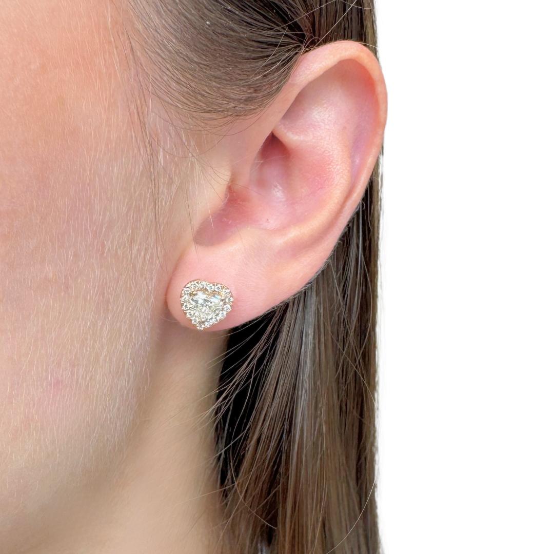Romantici orecchini a cerchio con diamanti da 1,28 carati in oro rosa 18 carati - certificati IGI

Innamorati a ogni sguardo, questi incantevoli orecchini presentano due diamanti a forma di cuore con 1,02ct totali, che irradiano calore e