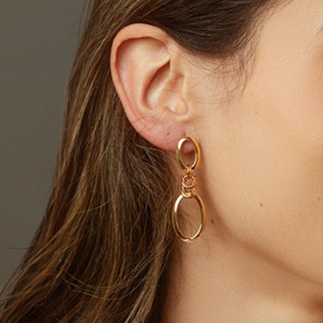 Questi squisiti orecchini a goccia presentano una combinazione di oro giallo e oro rosa a 18 carati, creando un accattivante contrasto nel loro design. Le audaci maglie ovali in oro giallo sono elegantemente accentuate da dettagli di catena in oro