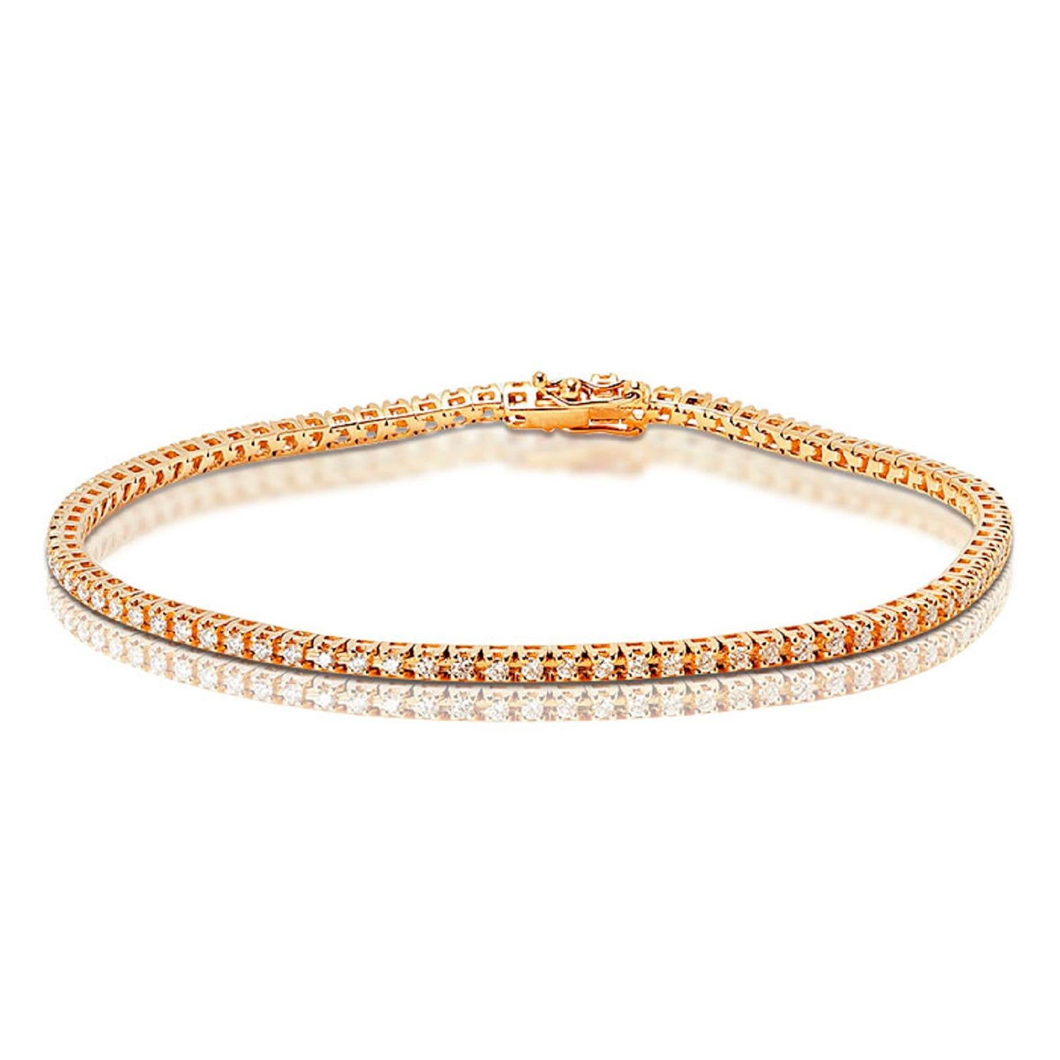 Réalisé en or rose 18kt lumineux, ce bracelet de tennis en diamants dégage une chaleur romantique qui le distingue de ses homologues en or blanc et jaune. Les douces nuances blush de l'or complètent magnifiquement le feu des diamants, créant un