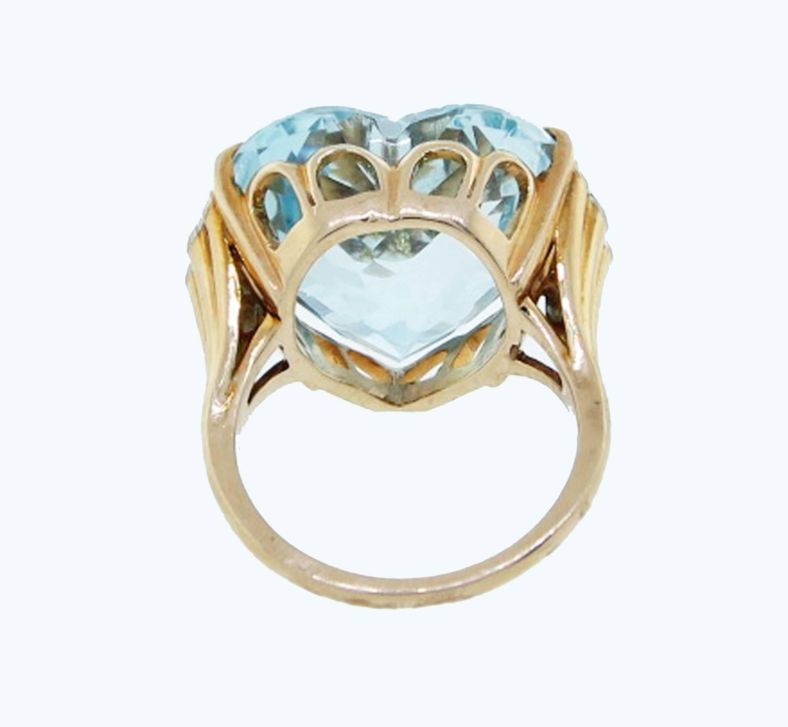 Round Cut Romantic 20 Carat Heart Shape Aquamarine and Diamond Ring For Sale