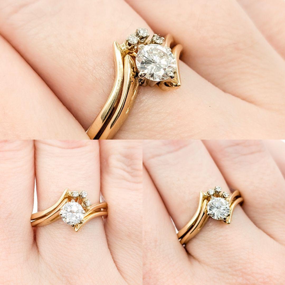 Bague de fiançailles romantique en or jaune avec un diamant de 0,67ctw

Voici une bague de fiançailles exquise, fabriquée de manière experte en or jaune 14k. La pièce maîtresse de cette bague est un éblouissant diamant rond de 0,61ct, connu pour sa