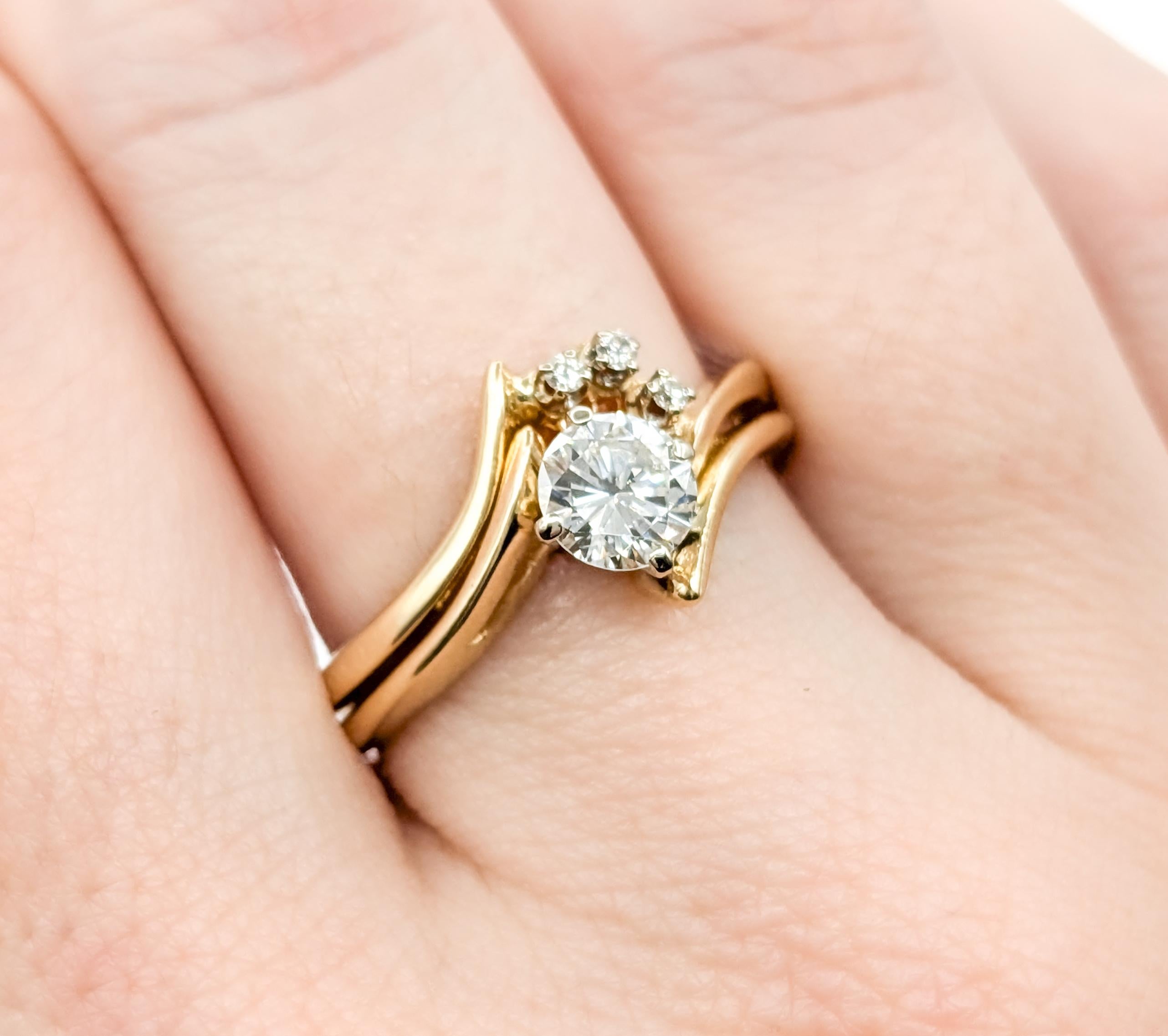 Bague de fiançailles romantique en or jaune avec un diamant de 0,67ctw Pour femmes en vente