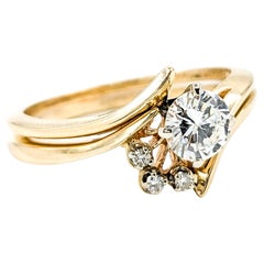 Romántico anillo de compromiso de diamantes de 0,67 ctw en oro amarillo