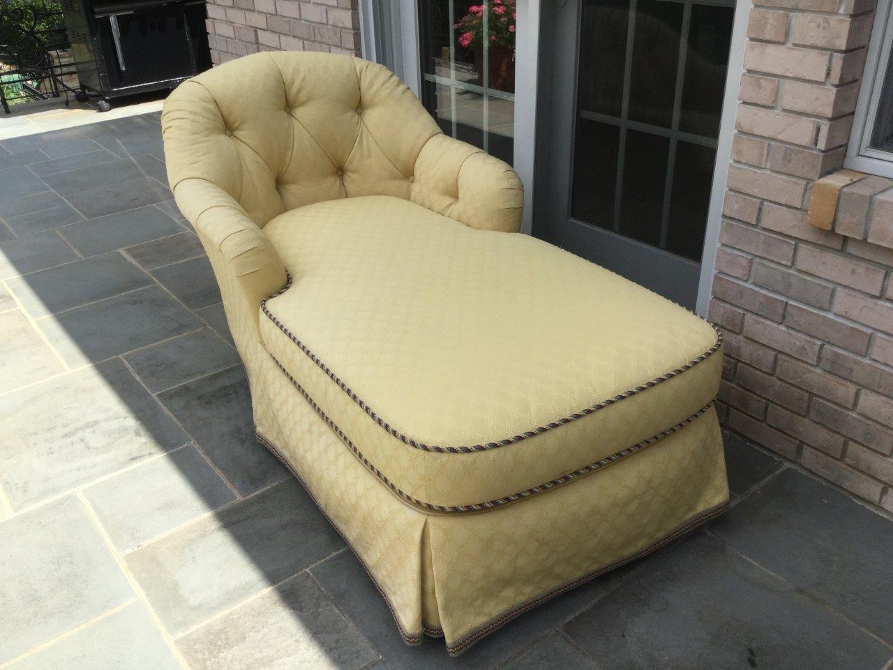 Romantic and Comfy Vintage Tufted Upholstered Chaise Longue In Good Condition In Hopewell, NJ