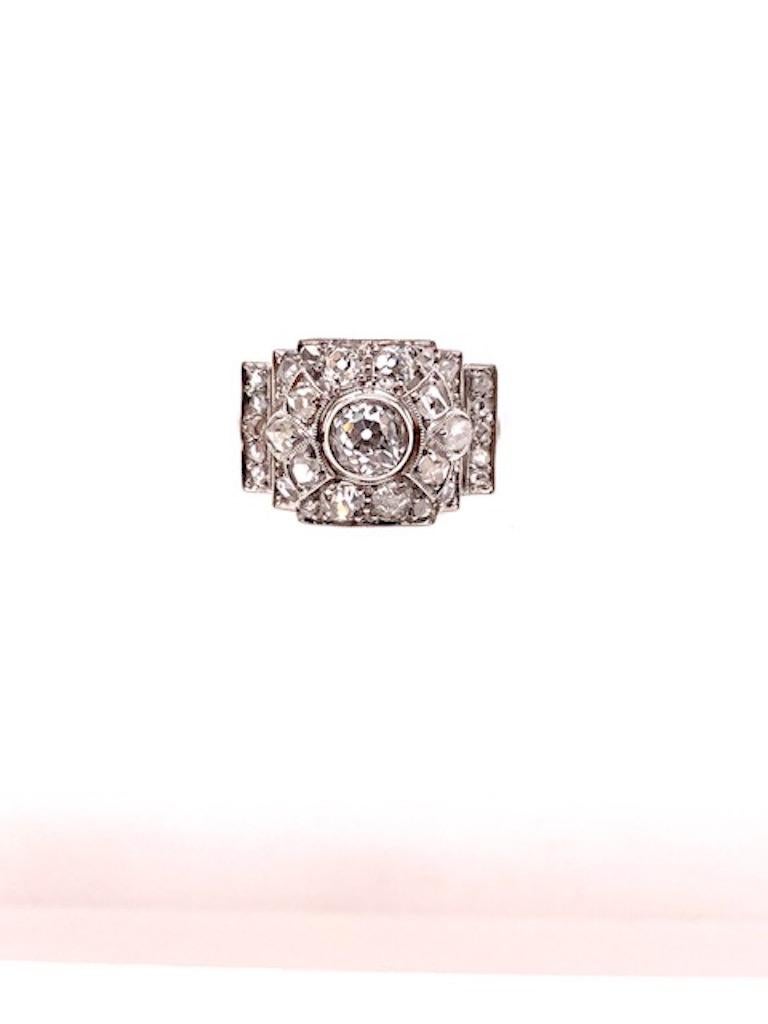Bague romantique ancienne en platine avec diamants Excellent état - En vente à New York, NY