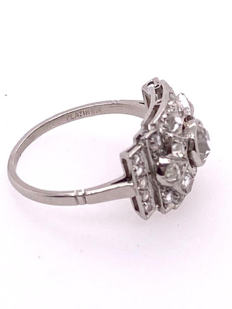 Bague romantique ancienne en platine avec diamants en vente 1