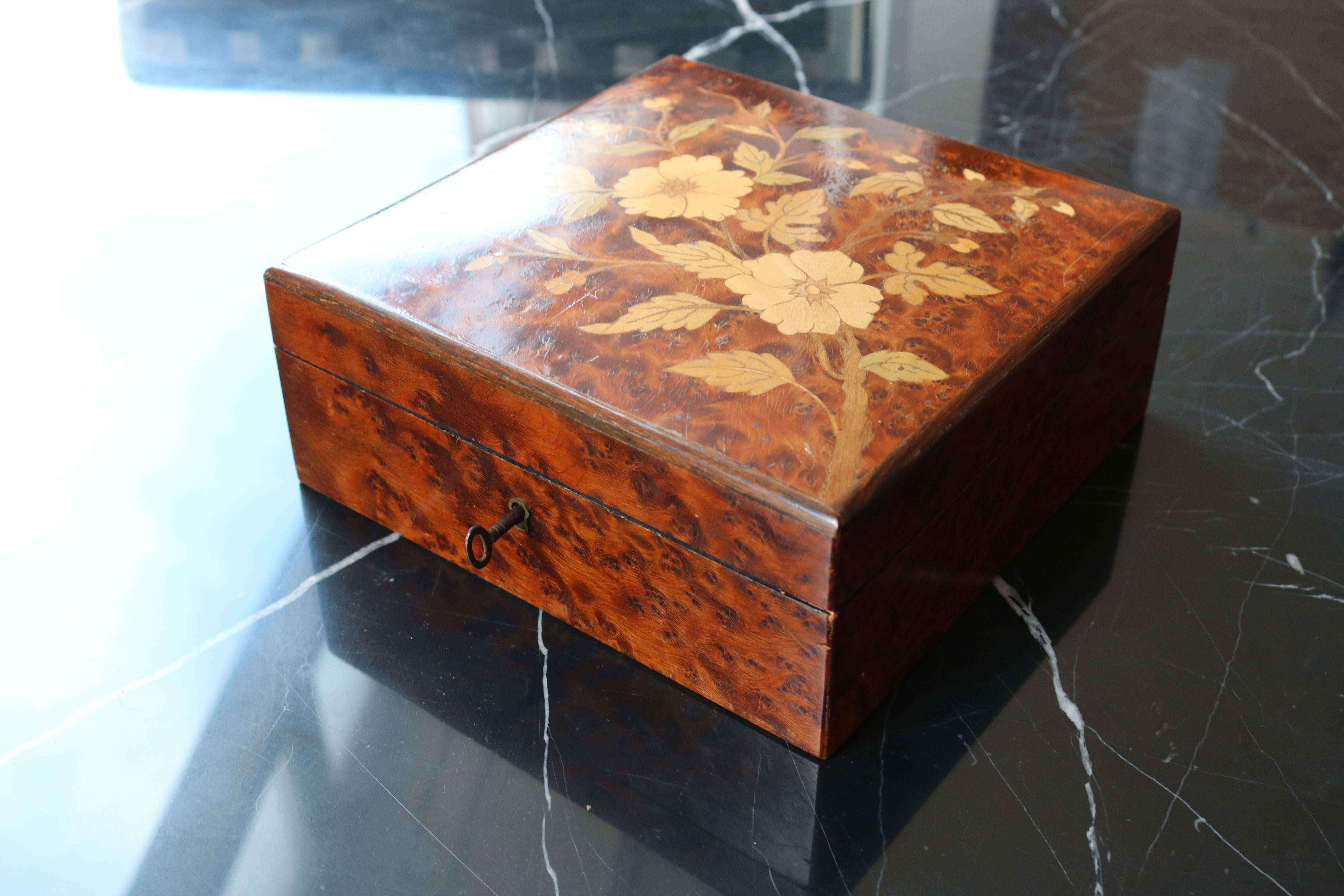 Romantic Antique French Art Nouveau Jewelry Box in Burl Wood & Floral Inlay 1900 For Sale 11