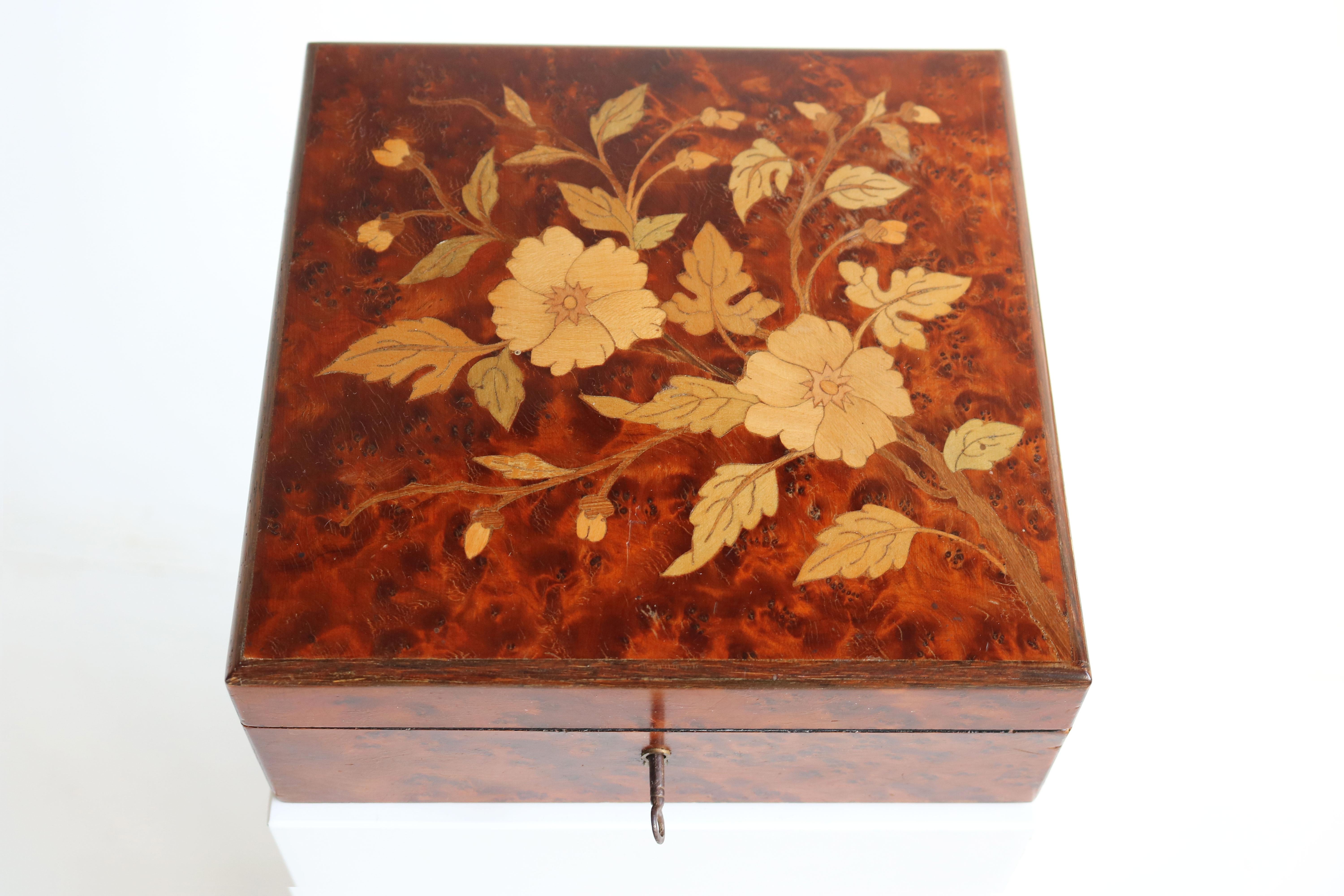 Art nouveau Boîte à bijoux romantique Art Nouveau française ancienne en ronce de bois avec incrustation florale 1900 en vente