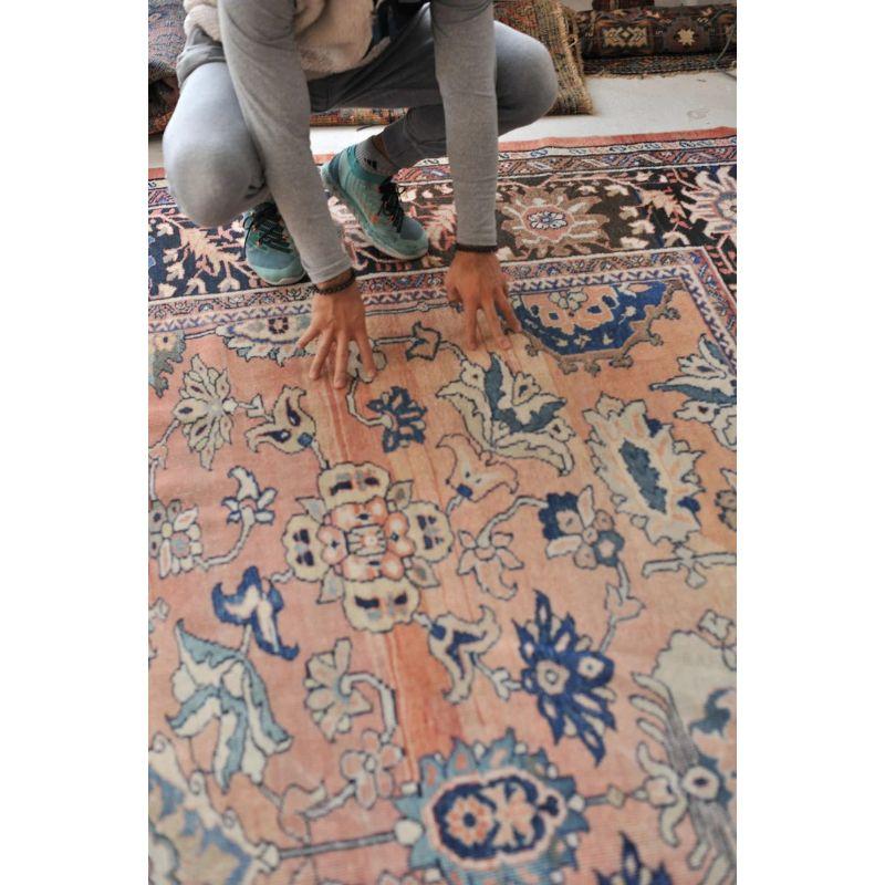 Romantischer antiker Mahal-Teppich mit naiver botanischer Zeichnung und gedämpftem Apricot im Angebot 12