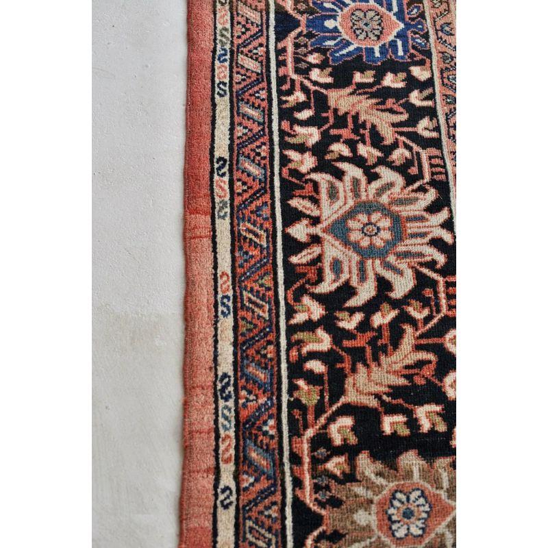 Romantischer antiker Mahal-Teppich mit naiver botanischer Zeichnung und gedämpftem Apricot (Handgeknüpft) im Angebot