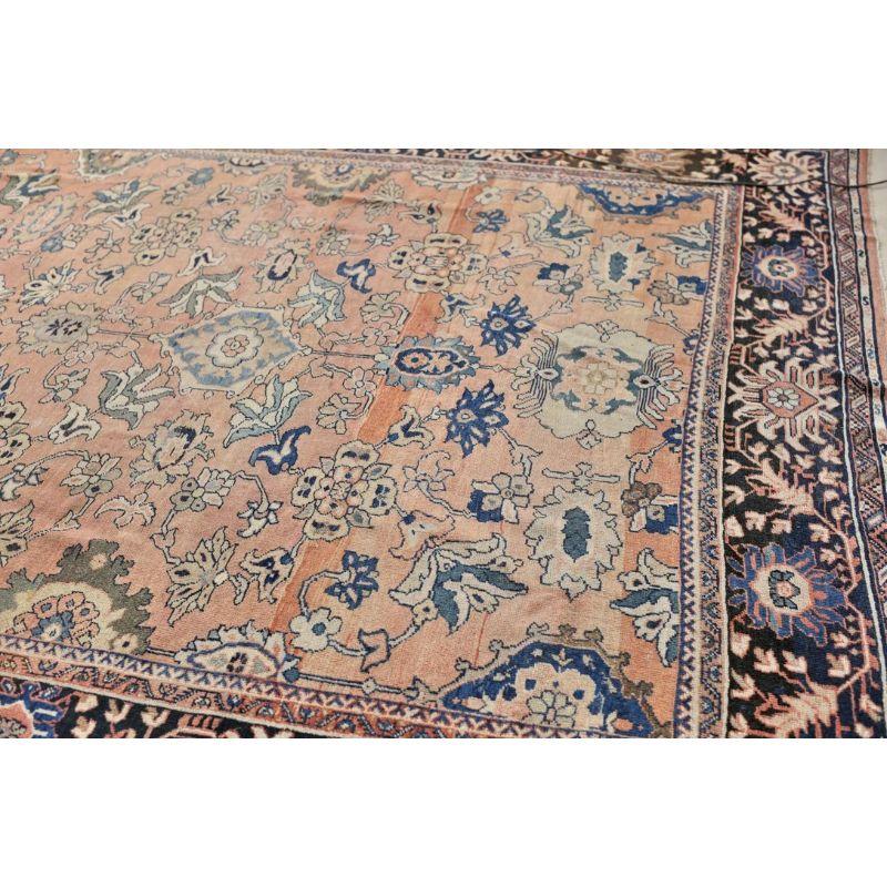 Romantischer antiker Mahal-Teppich mit naiver botanischer Zeichnung und gedämpftem Apricot (Frühes 20. Jahrhundert) im Angebot