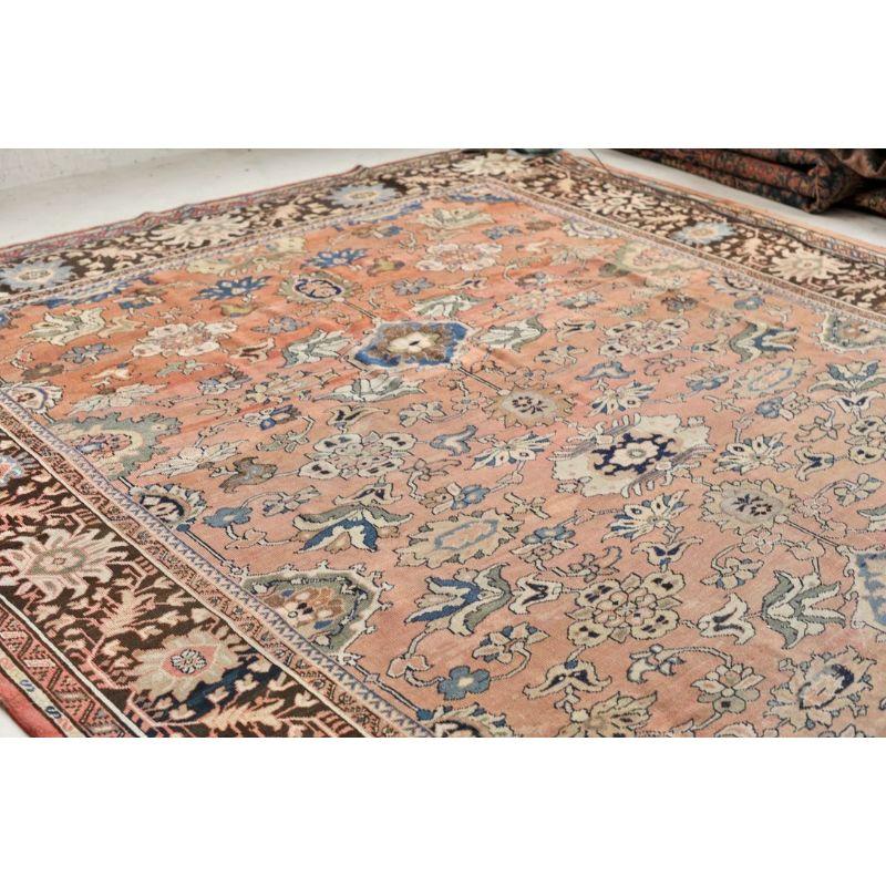 Romantischer antiker Mahal-Teppich mit naiver botanischer Zeichnung und gedämpftem Apricot (Wolle) im Angebot