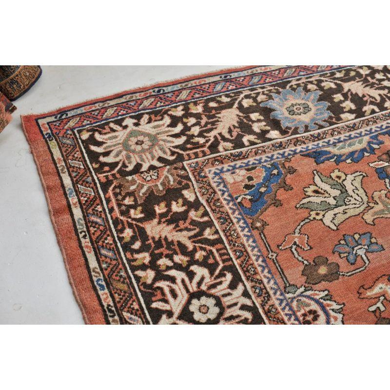 Romantischer antiker Mahal-Teppich mit naiver botanischer Zeichnung und gedämpftem Apricot im Angebot 1