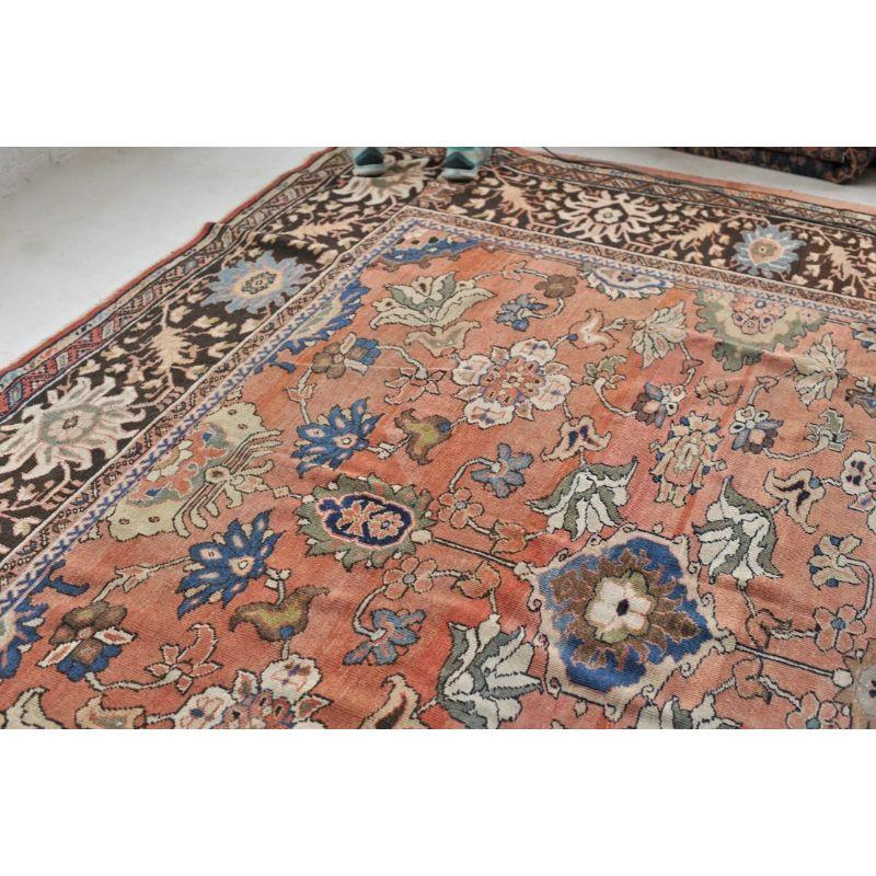Romantischer antiker Mahal-Teppich mit naiver botanischer Zeichnung und gedämpftem Apricot im Angebot 2