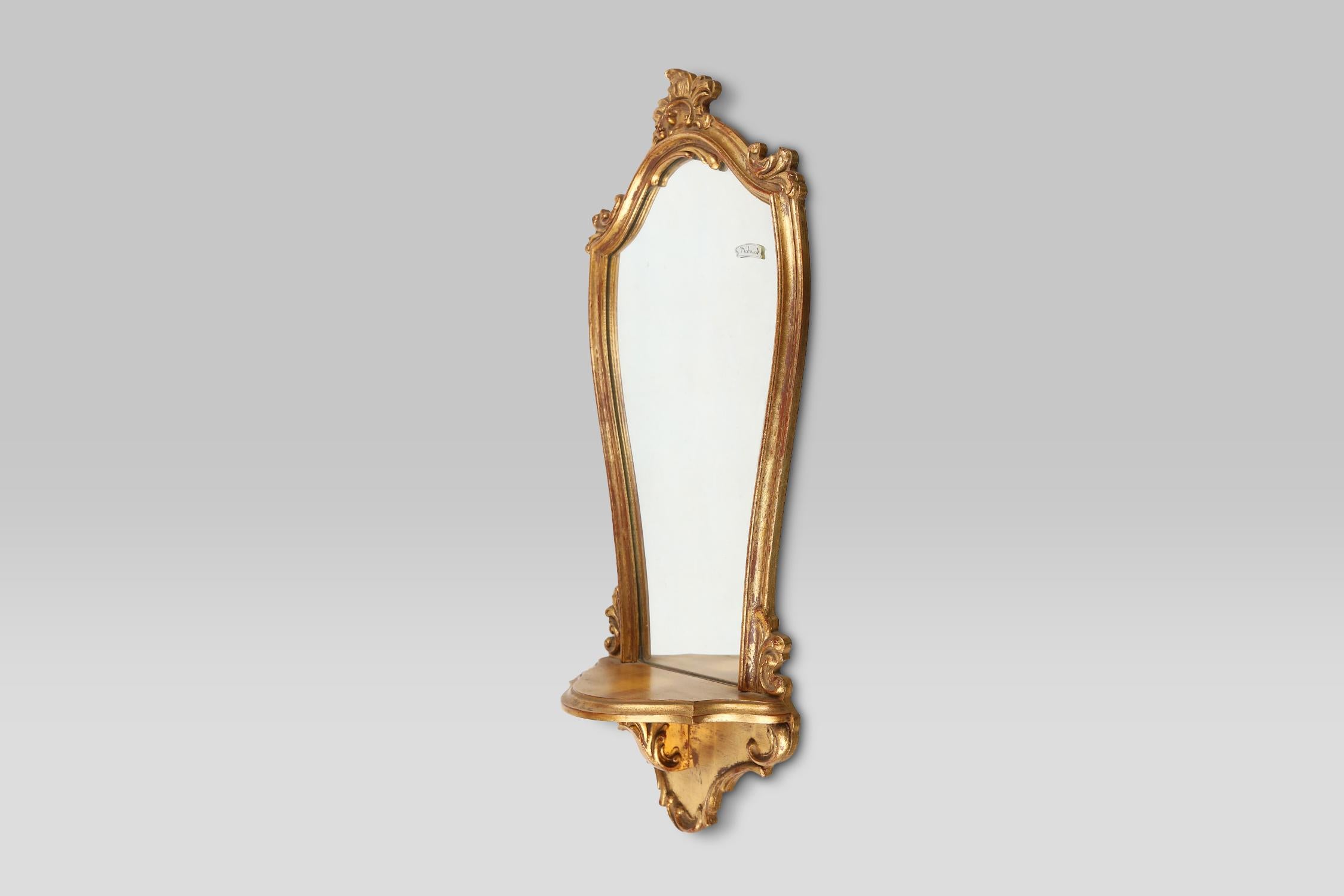 Belgium / 1970s / Deknudt / baroc style mirror / resin / gold / with small plateau

An exquisite gold framed mirror with small plateau in resin with original label from Deknudt Belgium. Highly decorative wall mirror with an aura of luxury that will