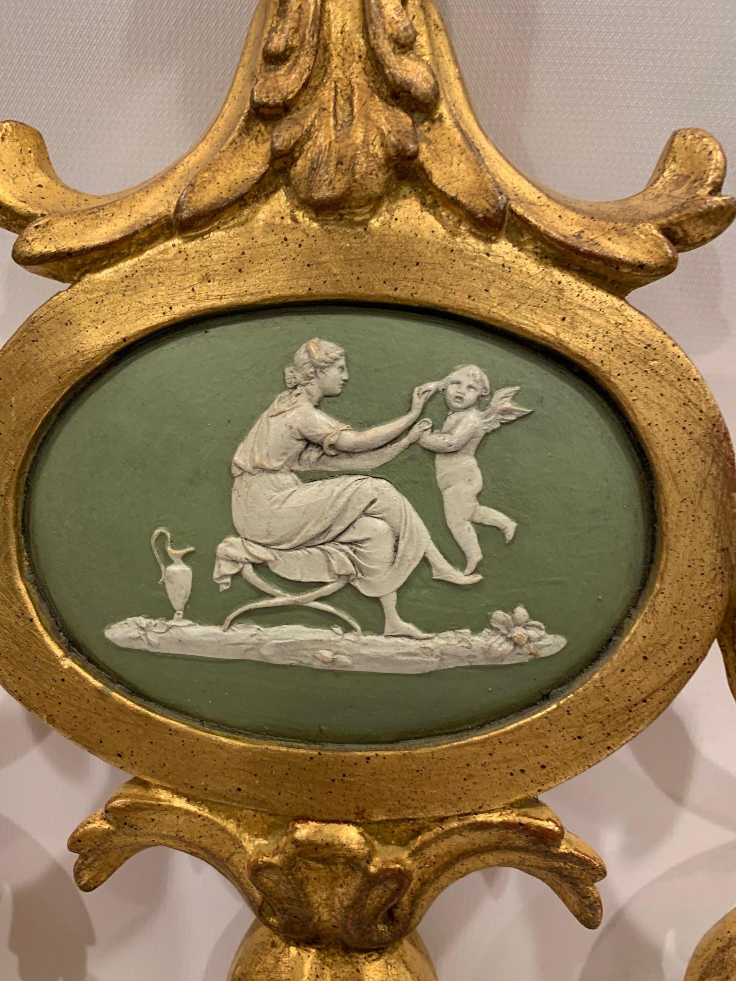 Ovaler Spiegel aus vergoldetem Holz mit Keilholzkamee, Romantische Schnitzerei der Romantik im Zustand „Gut“ im Angebot in Hopewell, NJ