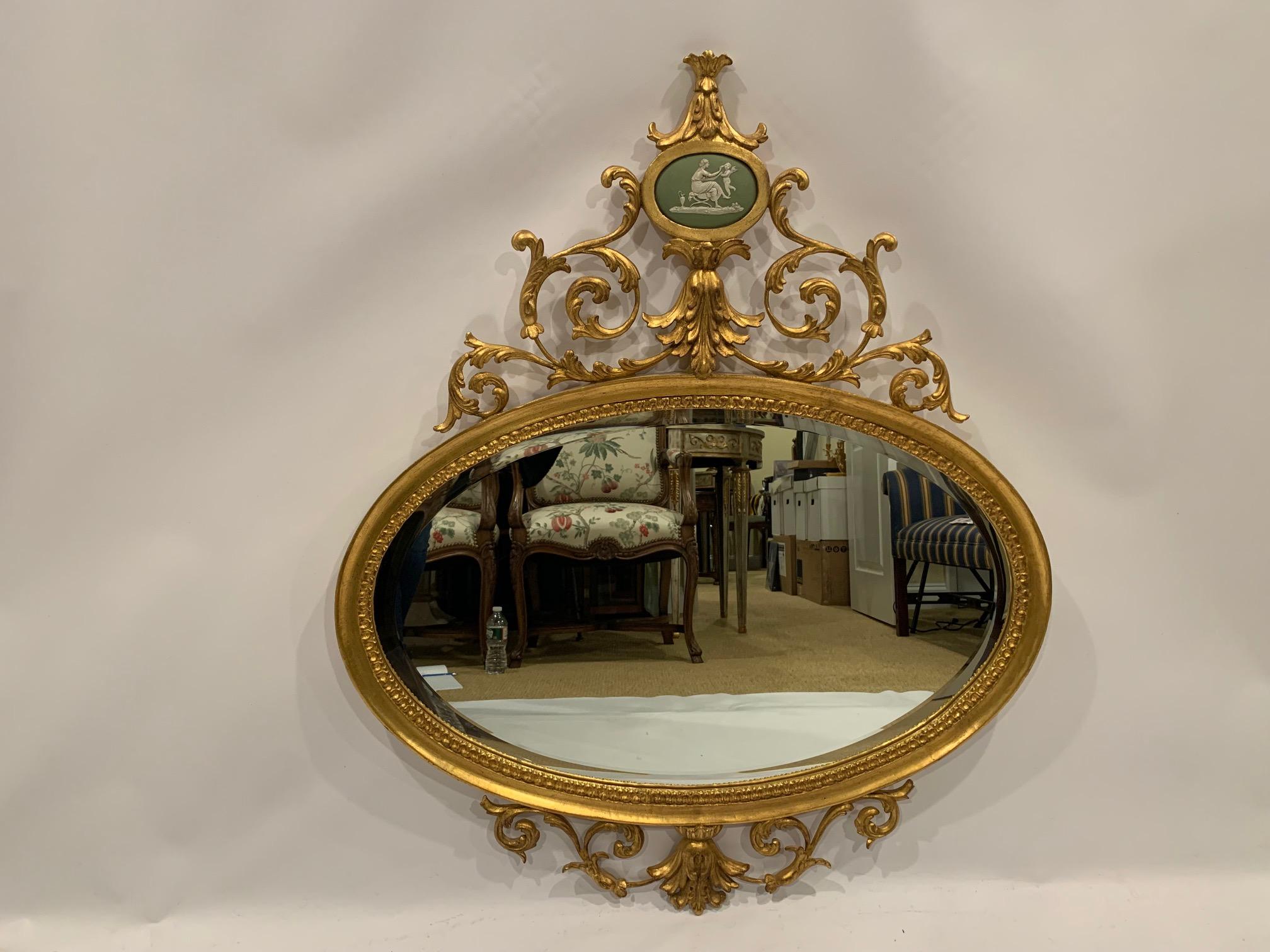 Ovaler Spiegel aus vergoldetem Holz mit Keilholzkamee, Romantische Schnitzerei der Romantik (Ende des 20. Jahrhunderts) im Angebot