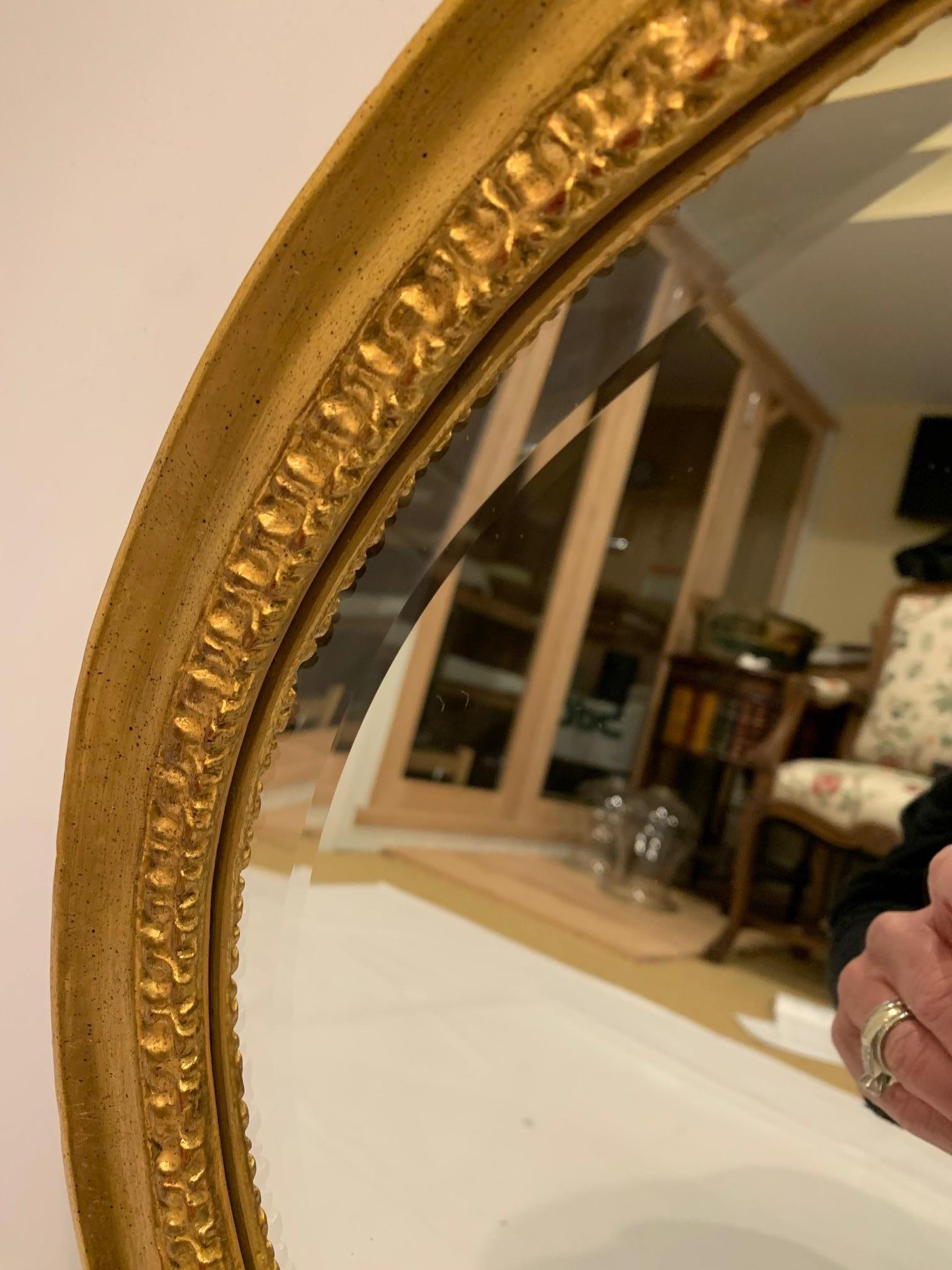 Fin du 20e siècle Miroir ovale romantique en bois doré de la guilde des sculpteurs avec camée en bois de tilleul en vente