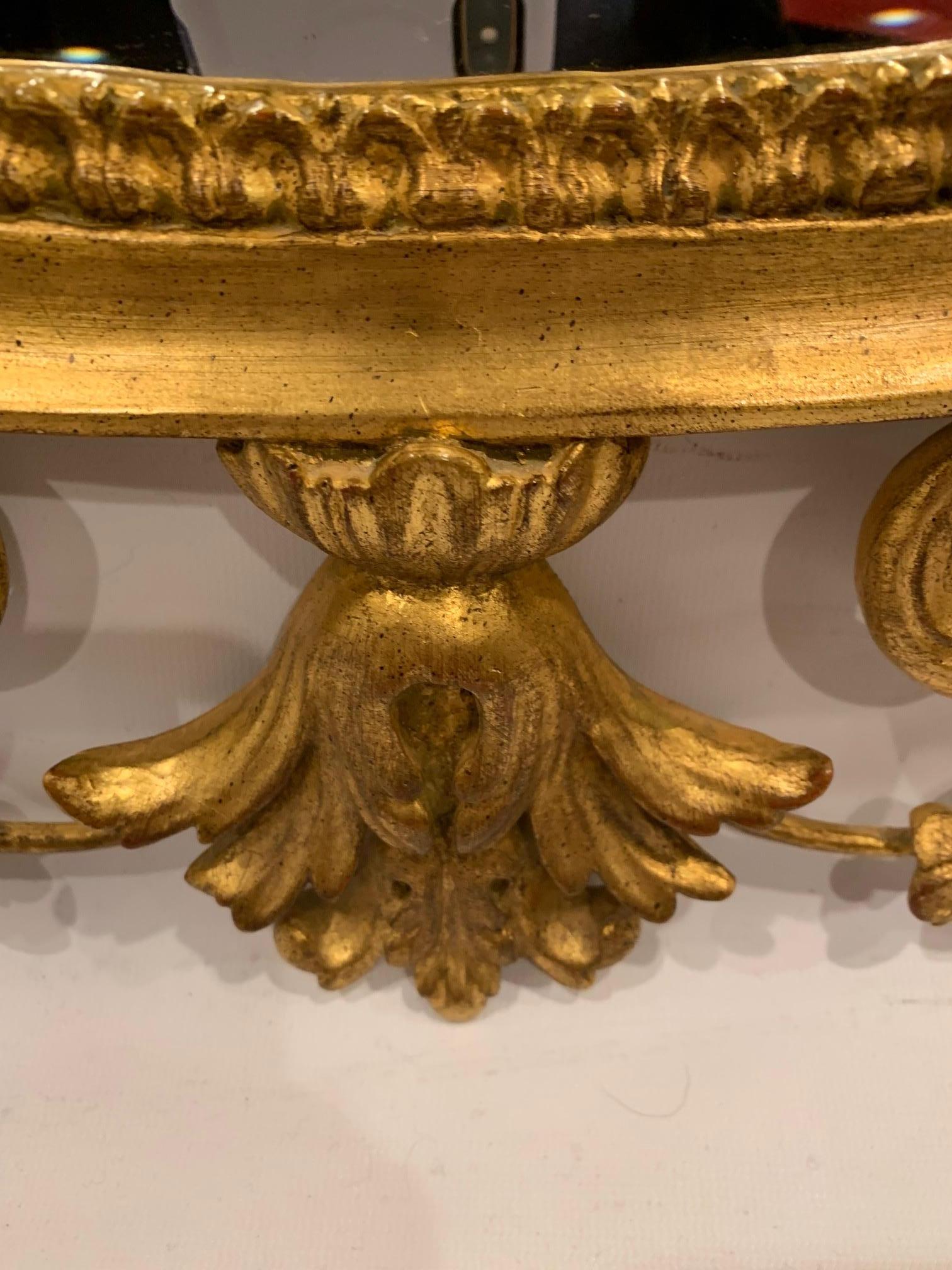 Ovaler Spiegel aus vergoldetem Holz mit Keilholzkamee, Romantische Schnitzerei der Romantik im Angebot 1