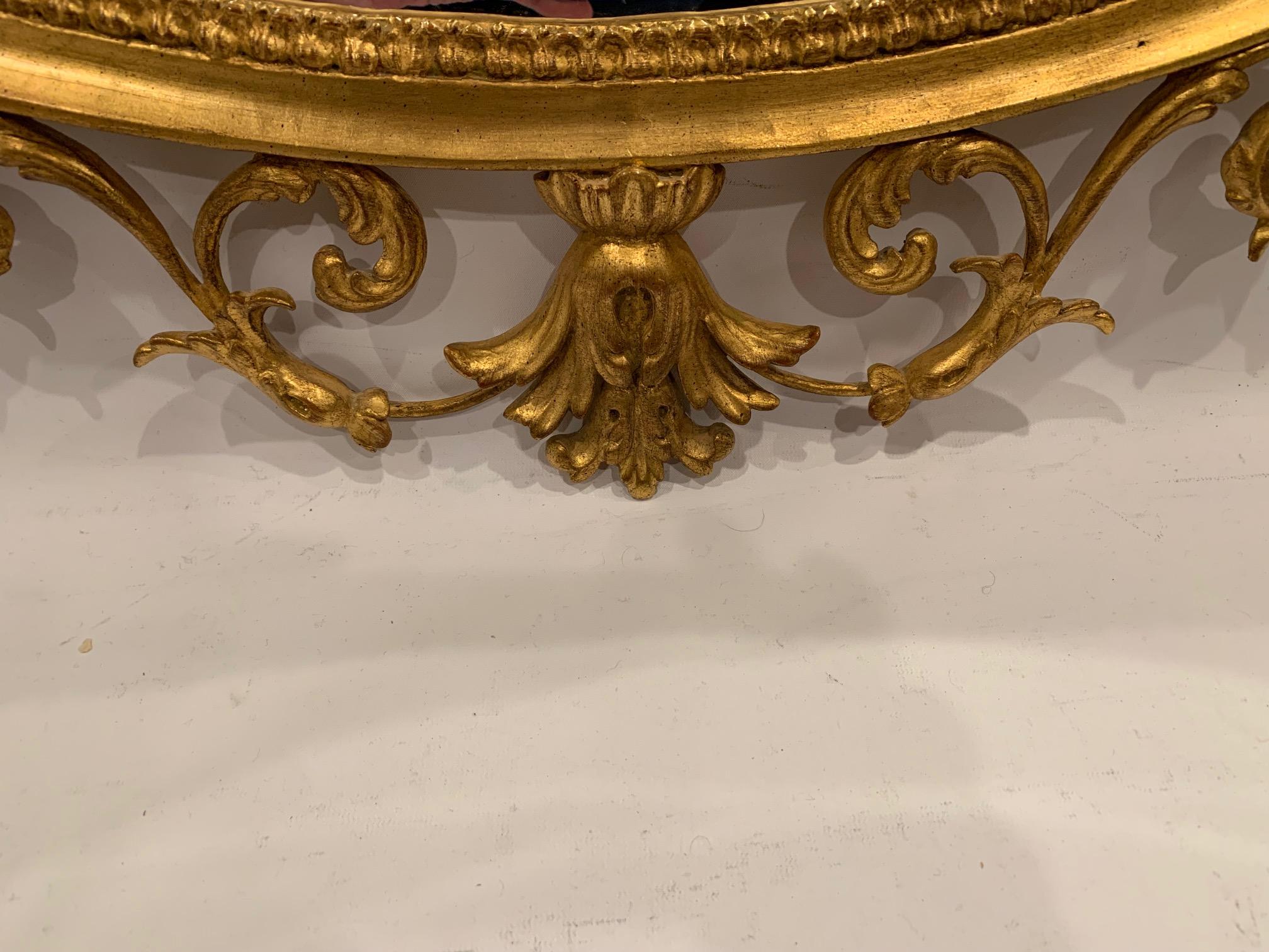 Miroir ovale romantique en bois doré de la guilde des sculpteurs avec camée en bois de tilleul en vente 1