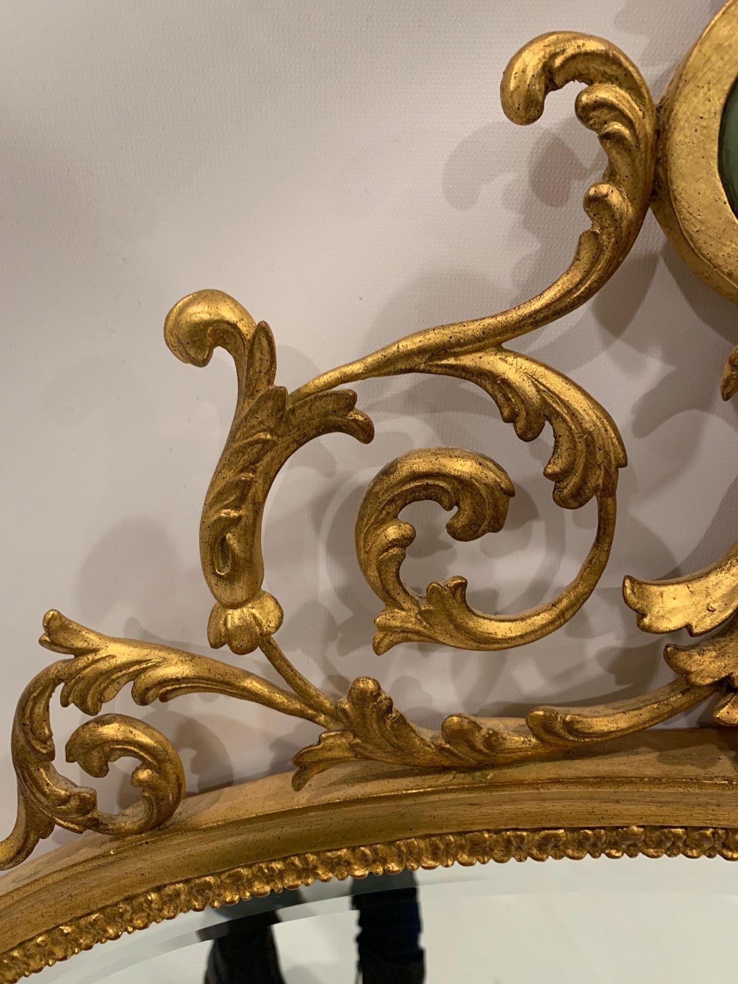 Ovaler Spiegel aus vergoldetem Holz mit Keilholzkamee, Romantische Schnitzerei der Romantik im Angebot 3