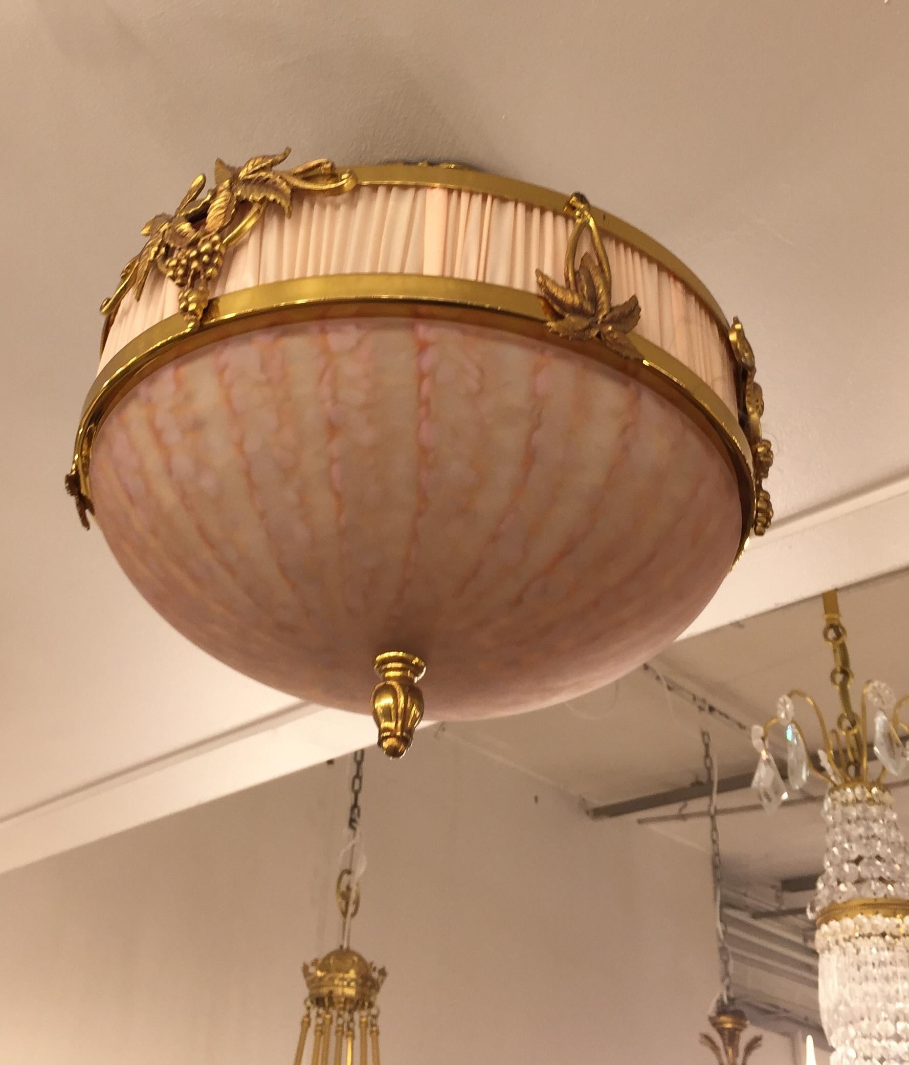 This ceiling light inspired by the romantic current brings a soft and pleasant light.