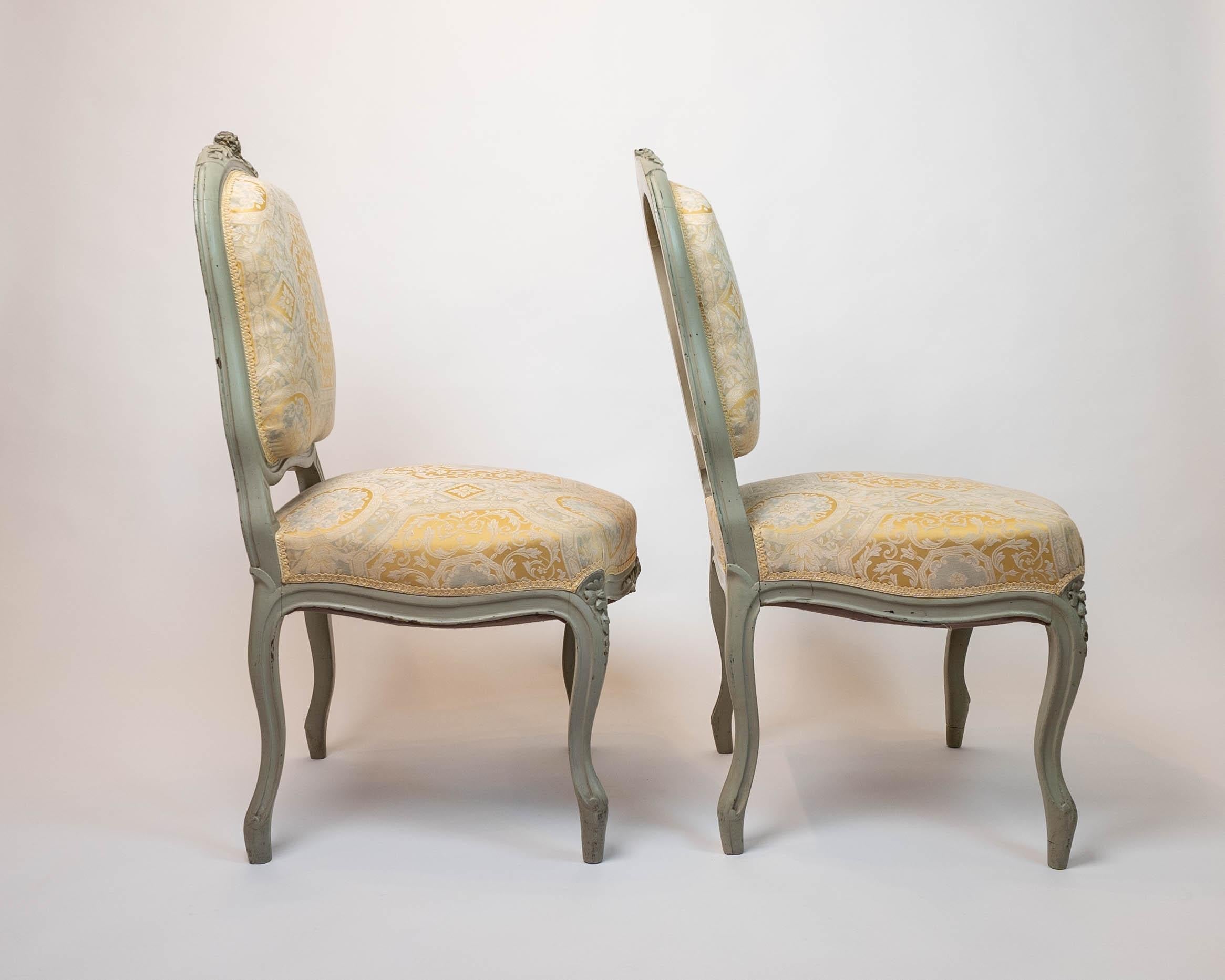 Ein Paar antiker französischer, handgeschnitzter Beistellstühle im Louis XV-Stil, die neu mit hochwertigem Stoff gepolstert wurden. Ende des 19. Jahrhunderts, aus einem Schloss in Deauville, Frankreich.