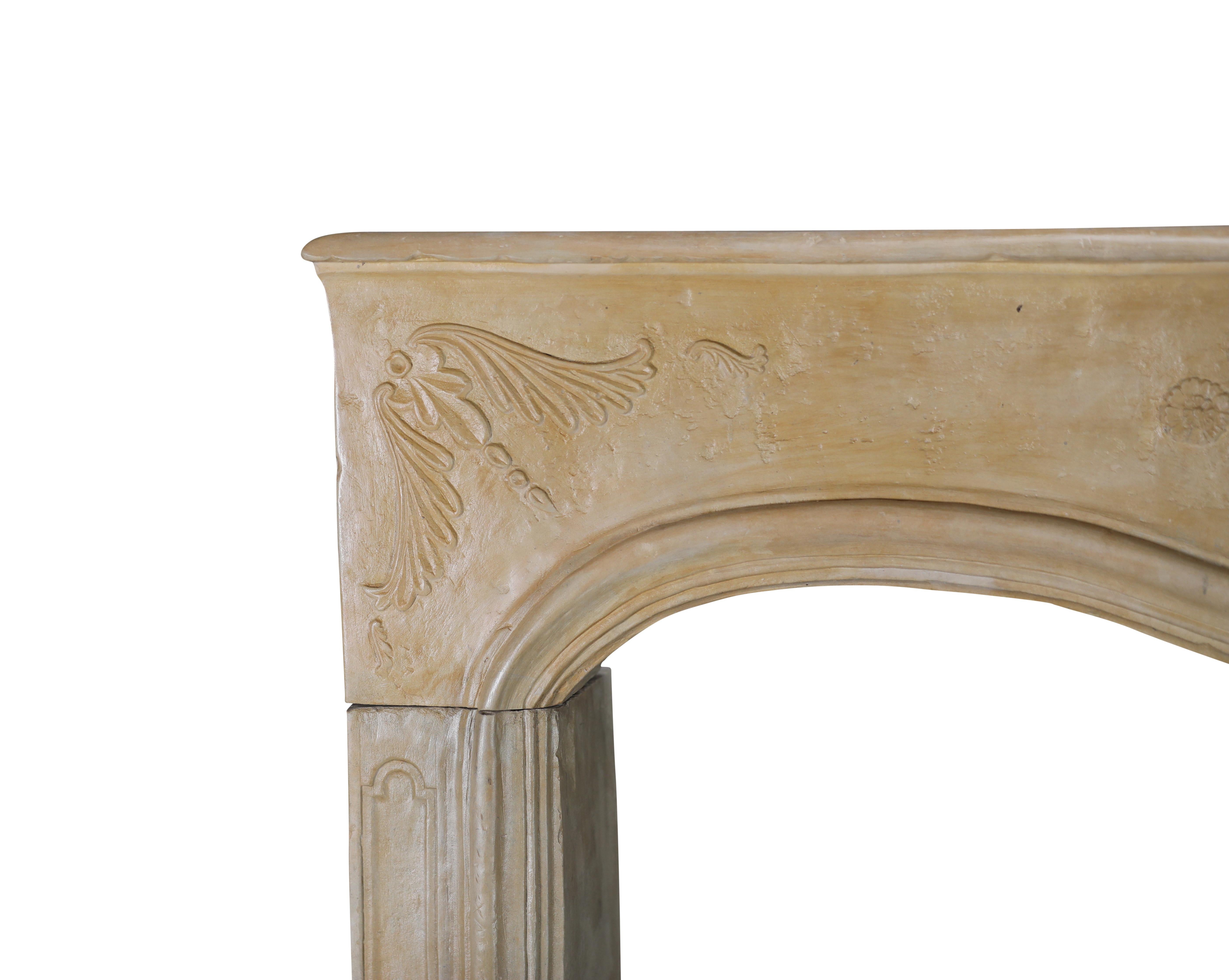 Romantica cornice floreale intagliata per caminetto francese - Indossata con delicatezza - Eleg Chic in vendita 2