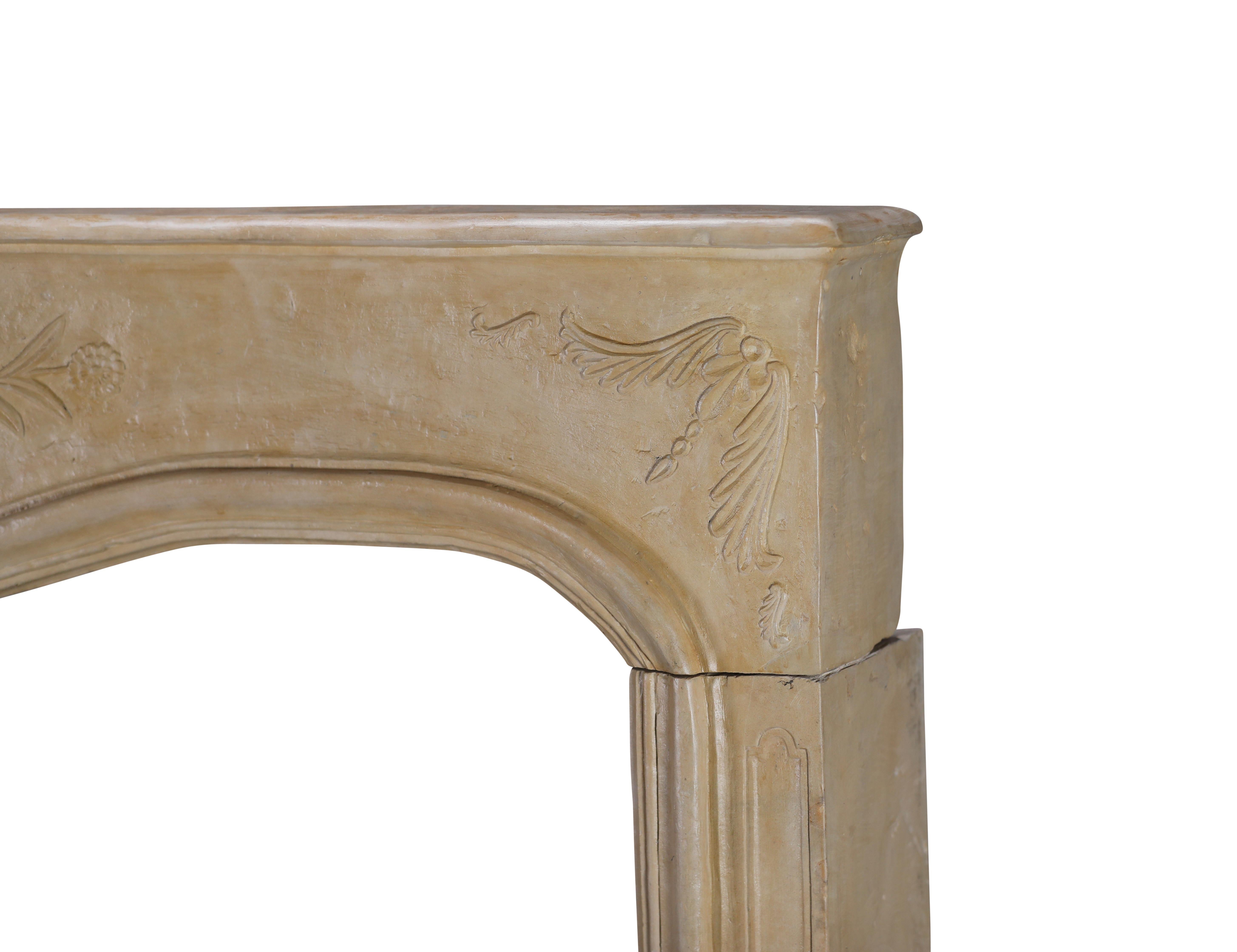Romantica cornice floreale intagliata per caminetto francese - Indossata con delicatezza - Eleg Chic in vendita 3